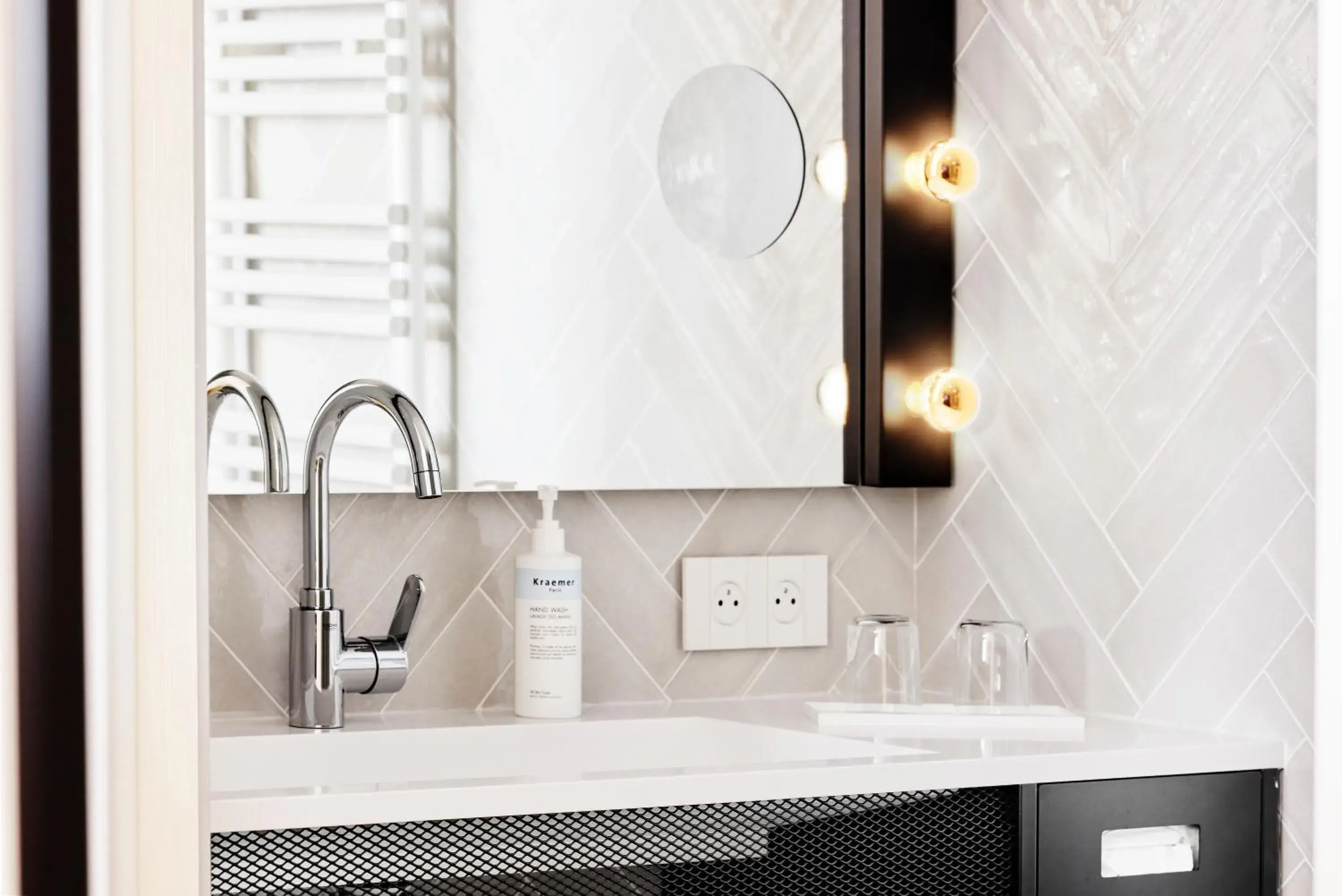 Bathroom in H4 Hotel Wyndham Paris Pleyel Resort Bathroom in H4 Hotel Wyndham Paris Pleyel Resort