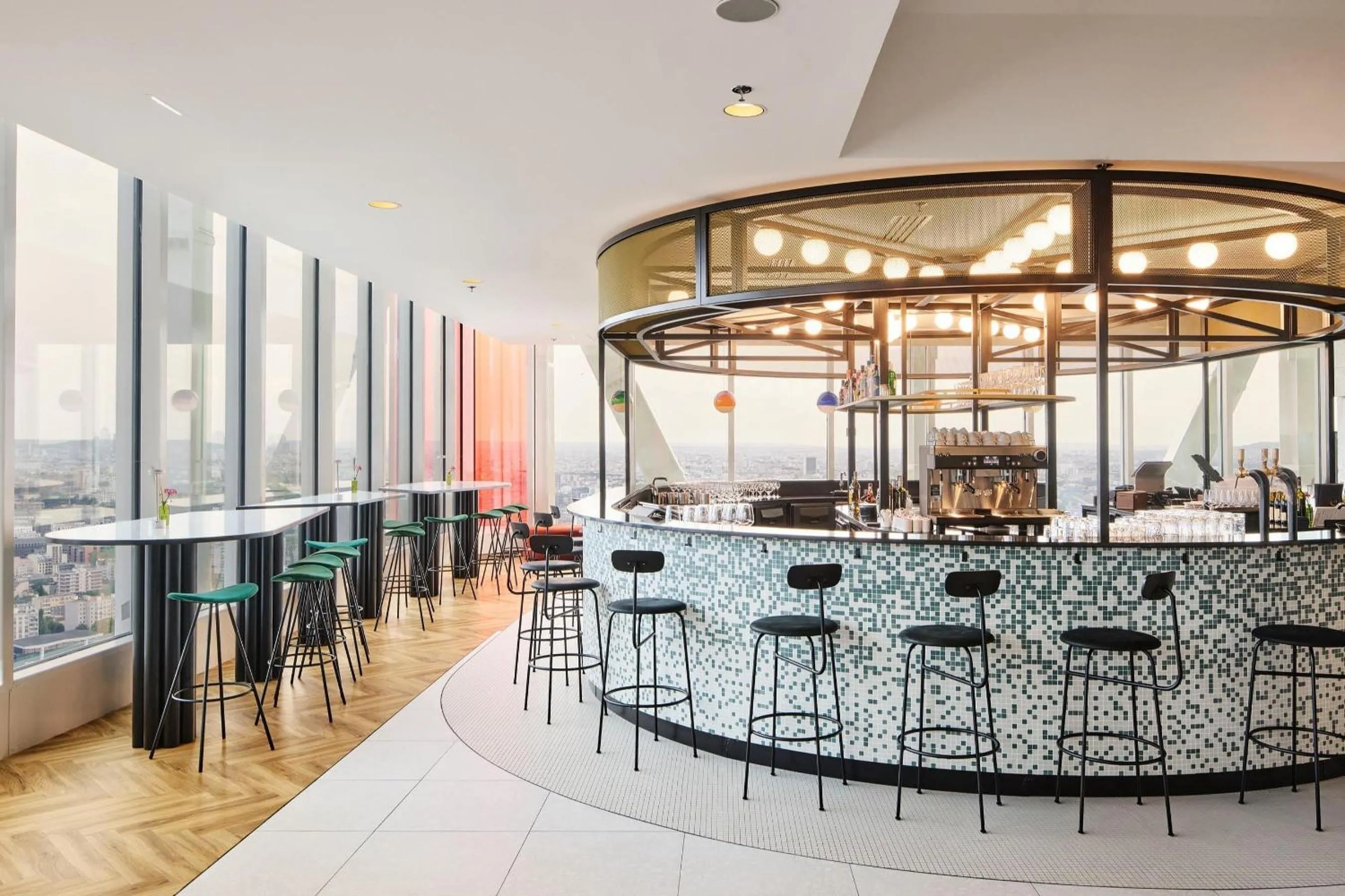 Lounge or bar in H4 Wyndham Paris Pleyel