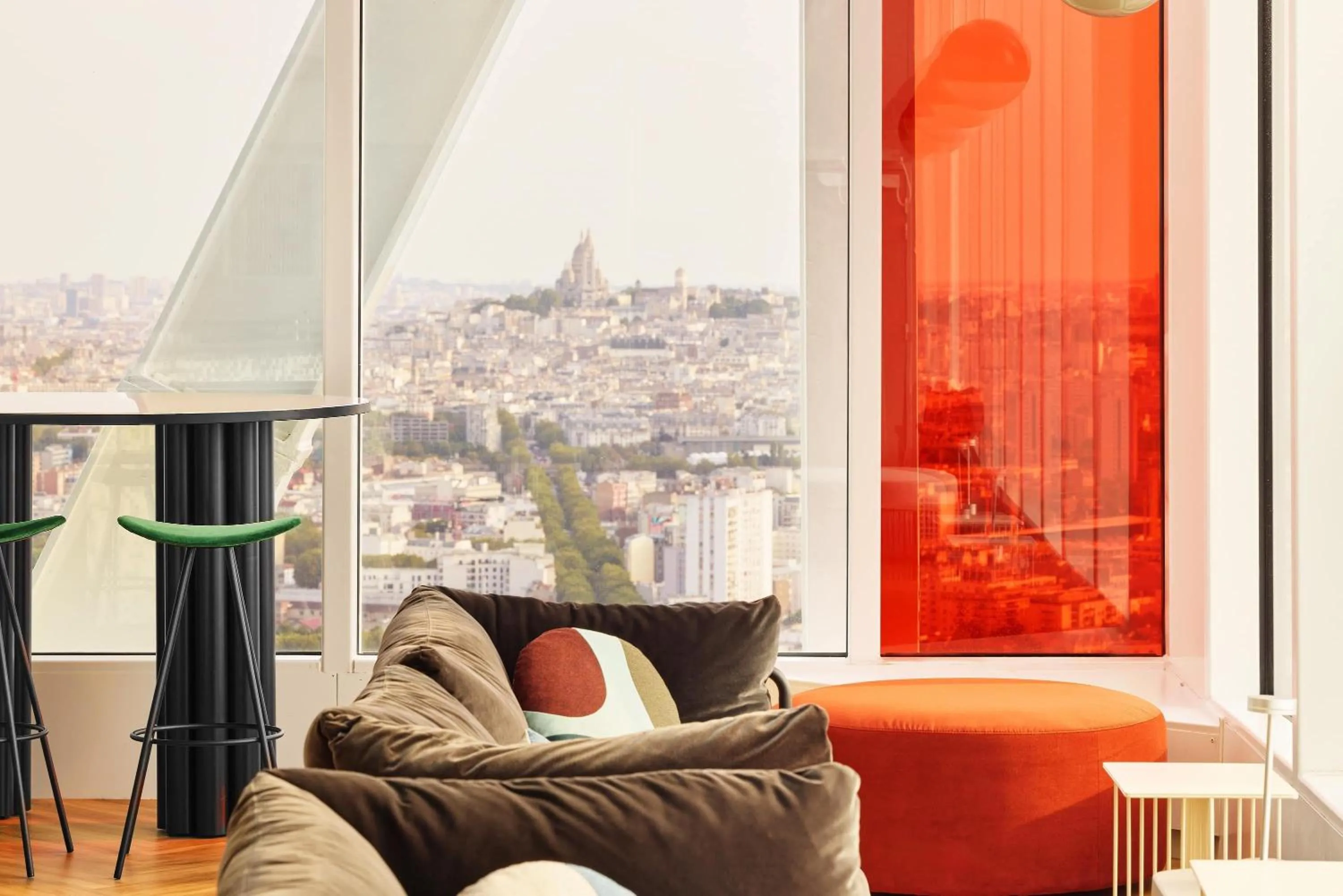Lounge or bar in H4 Wyndham Paris Pleyel