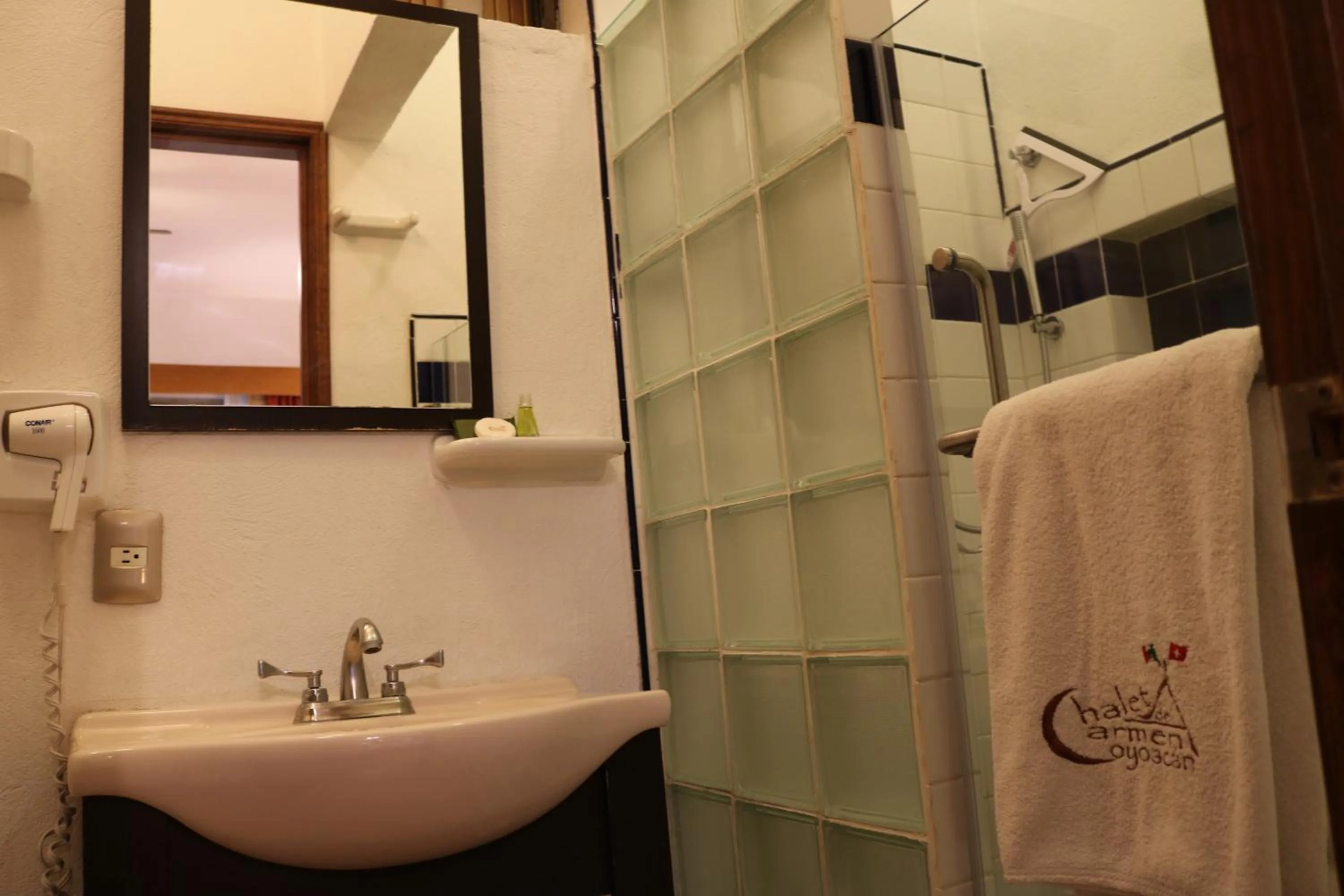 Bathroom in Chalet del Carmen, Coyoacán