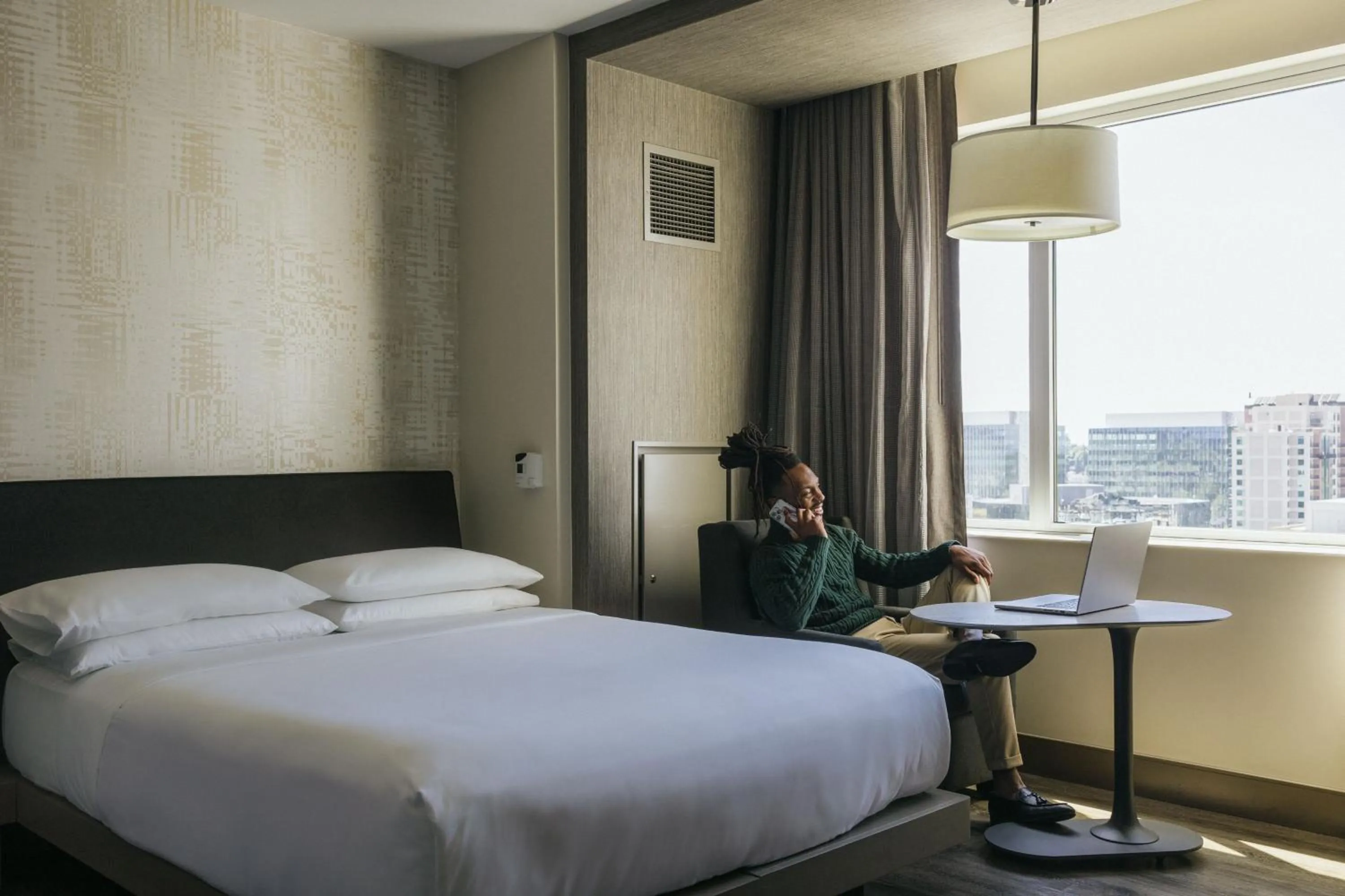Photo of the whole room, Bed in Seattle Marriott Bellevue