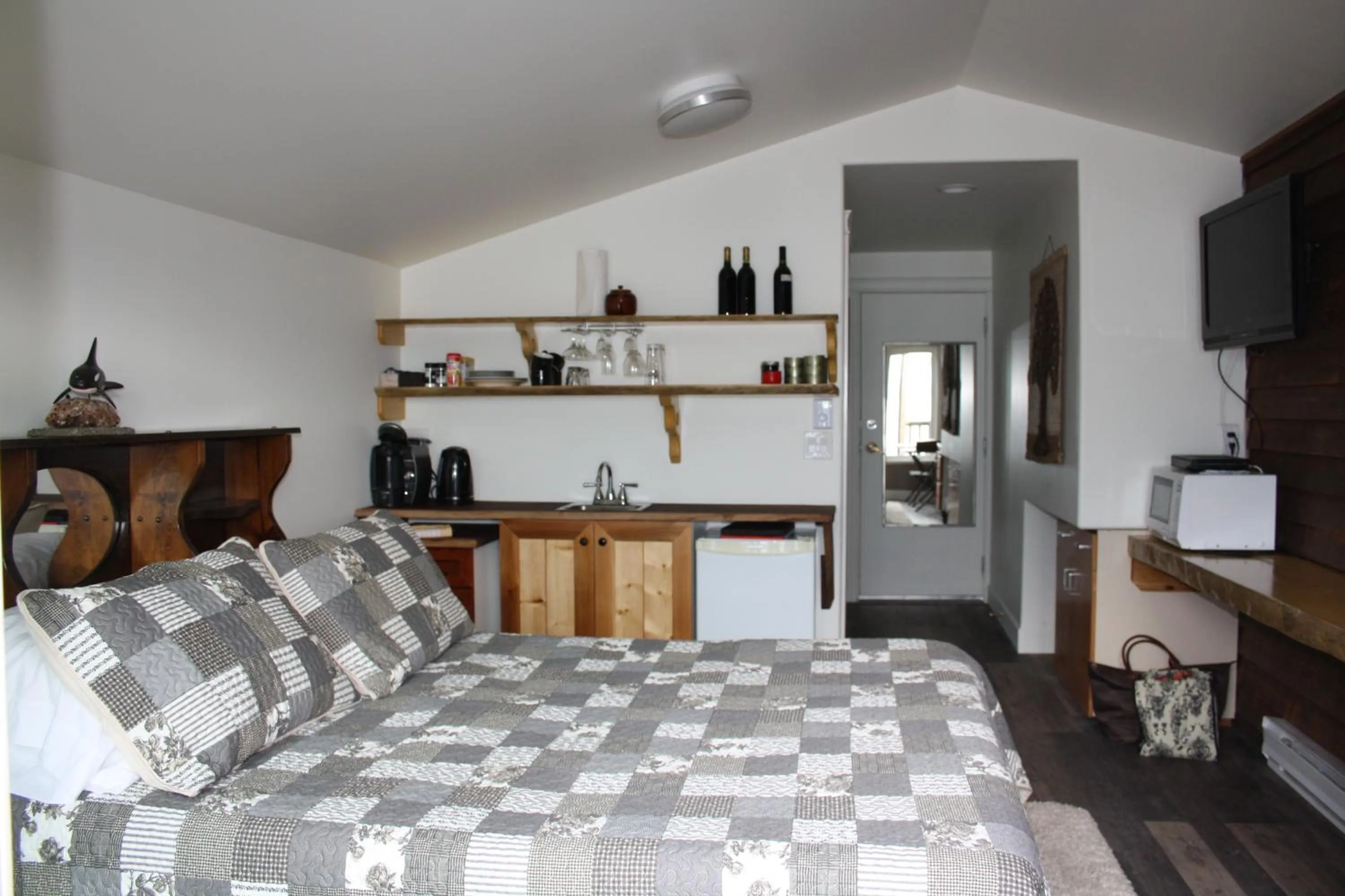 Photo of the whole room, Bed in Orca Lodge