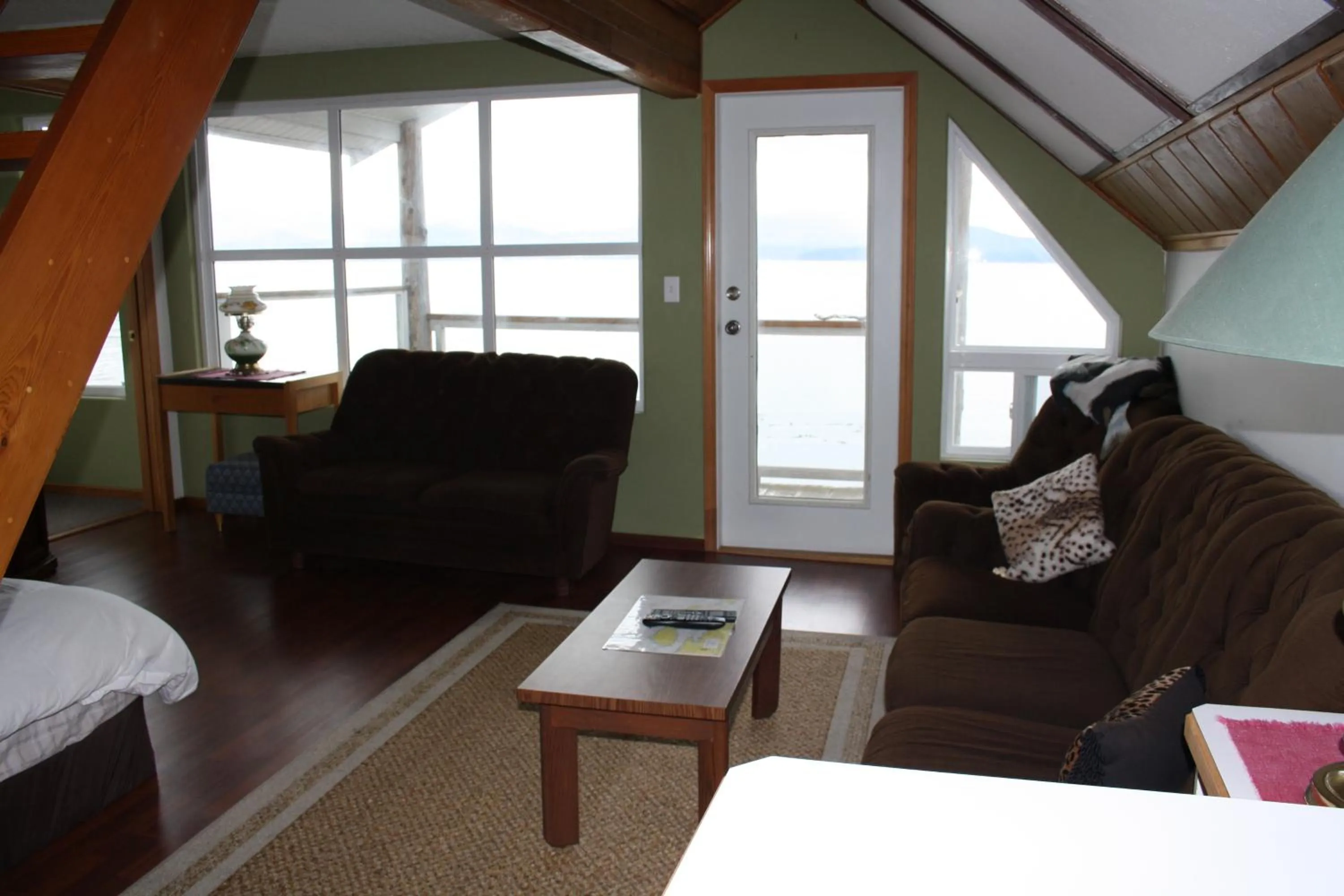 Living room, Bed in Orca Lodge