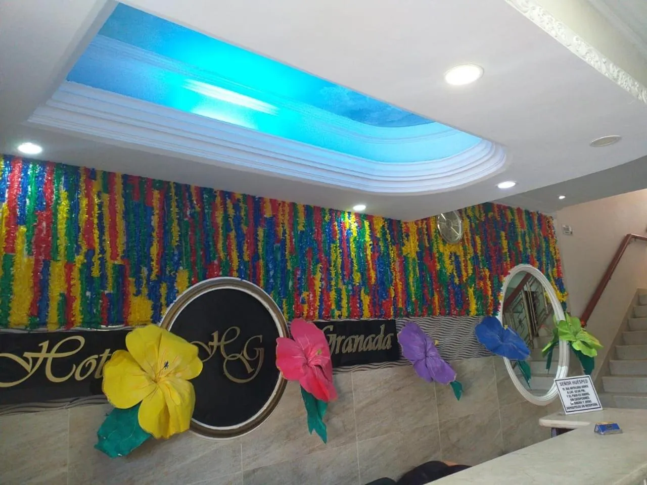 Communal lounge/ TV room in Hotel Granada Inn