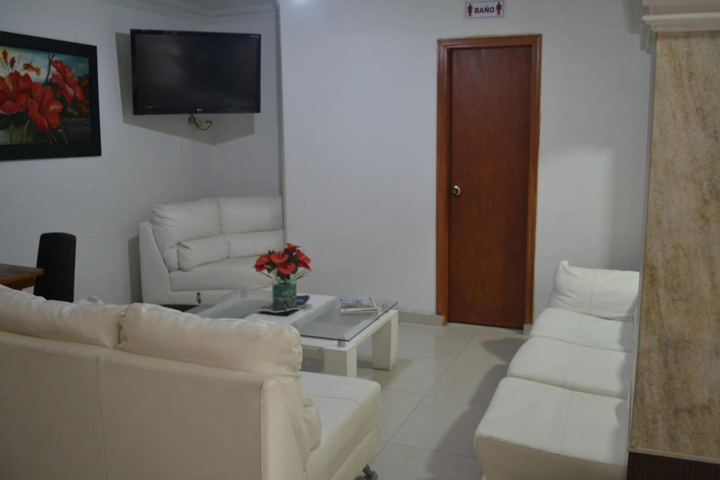 Communal lounge/ TV room in Hotel Granada Inn