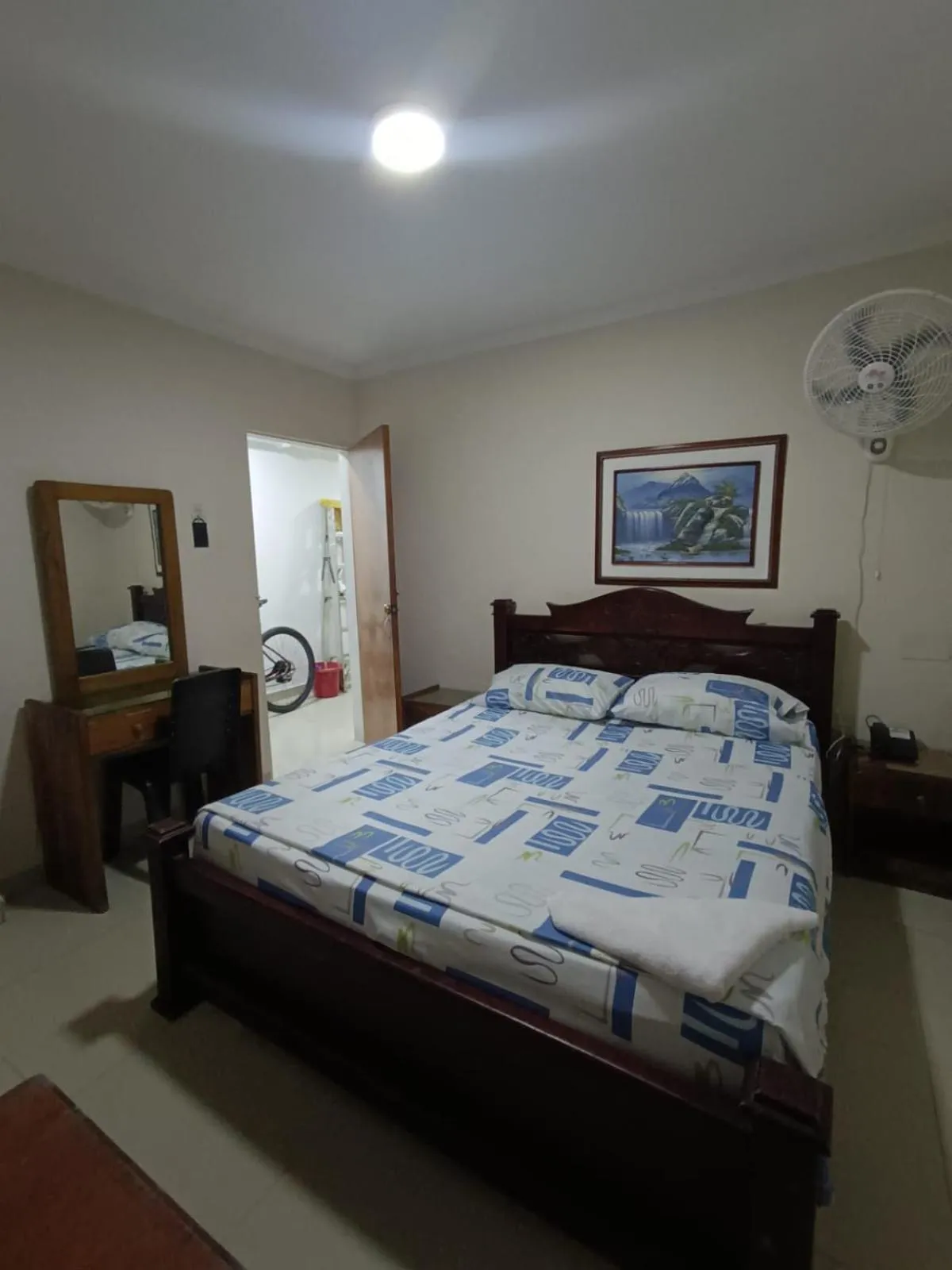 Bed in Hotel Granada Inn