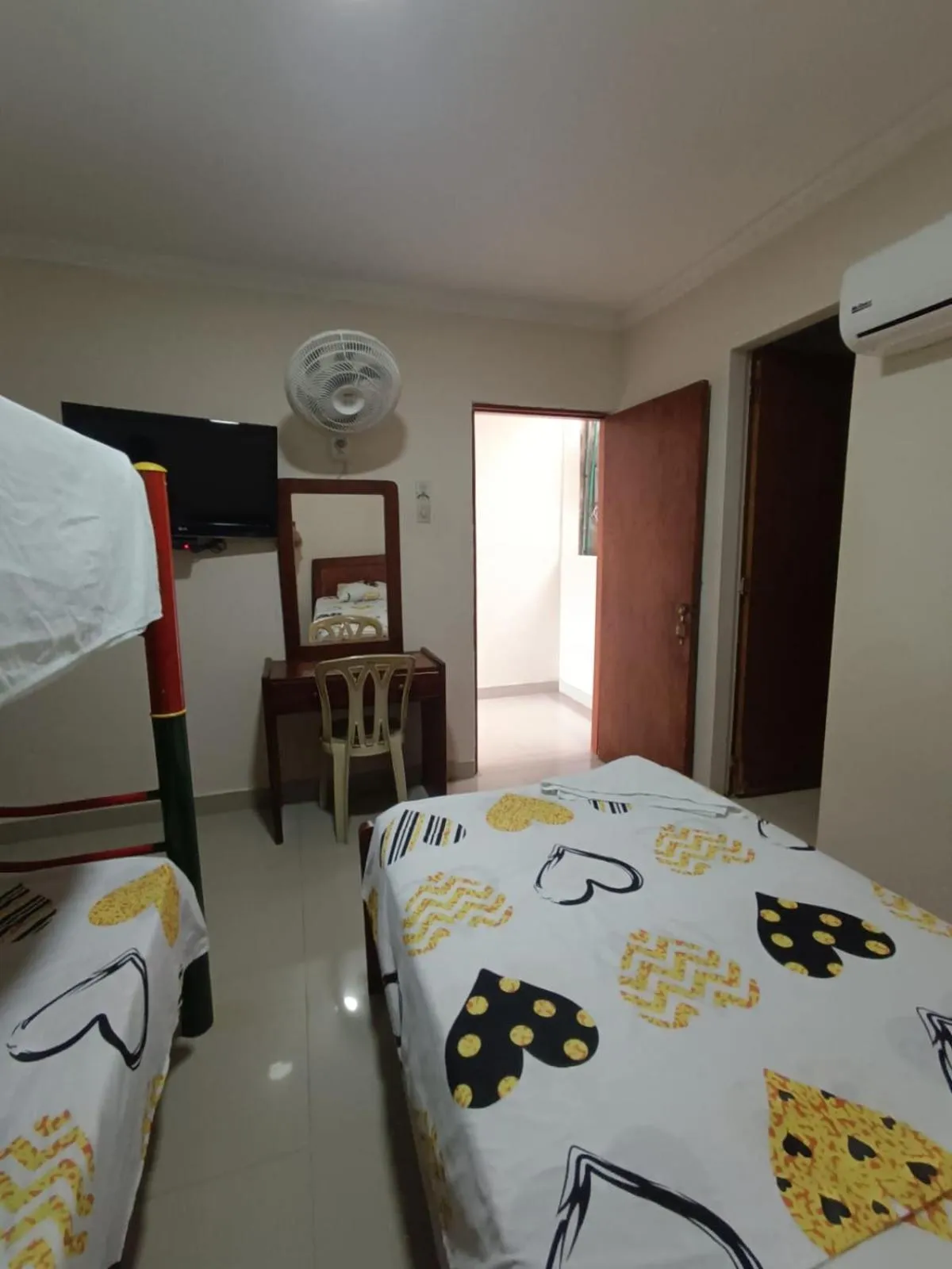 Bed in Hotel Granada Inn