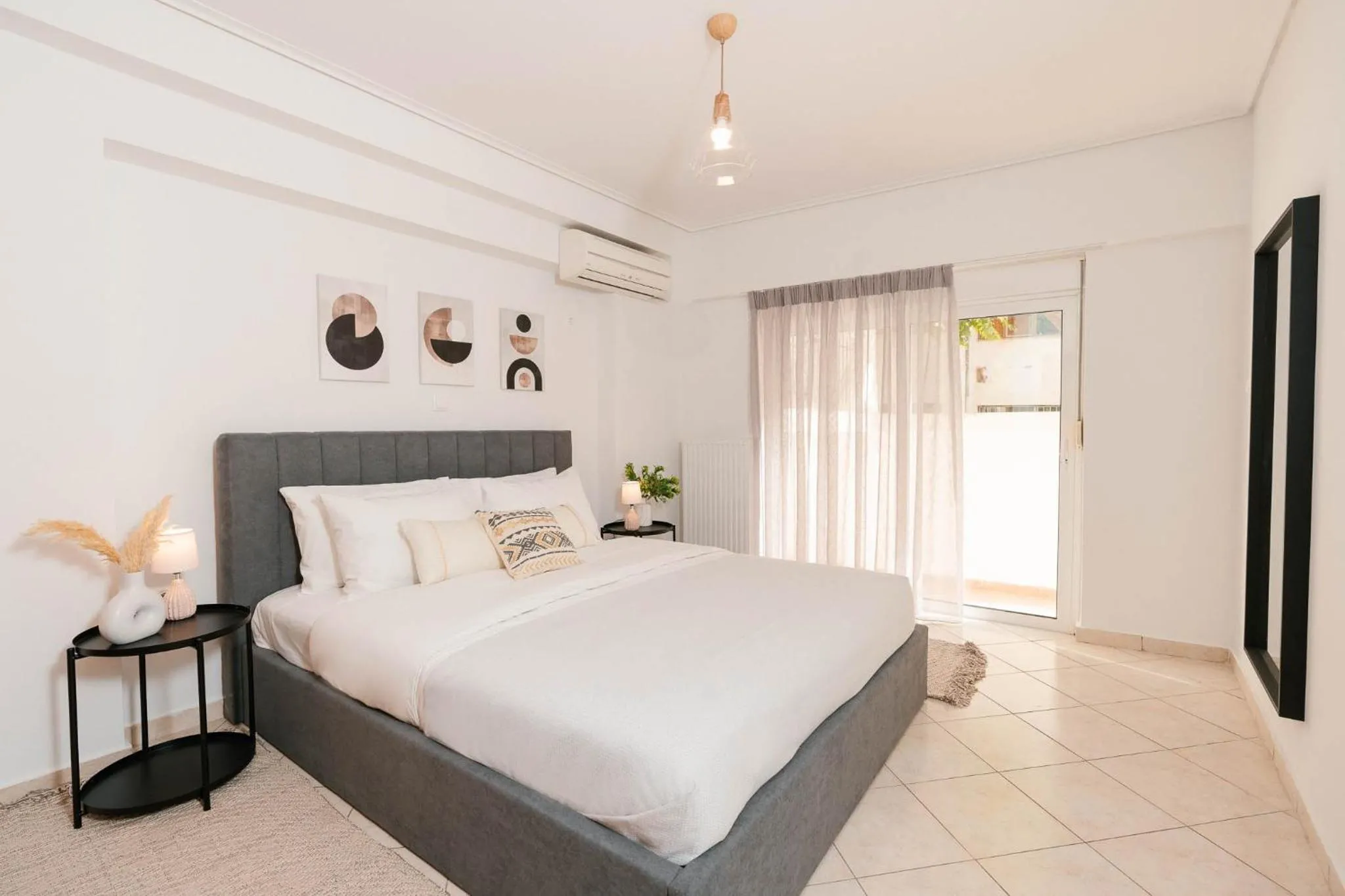 Phaedrus Living: Cozy Flat Koukaki
