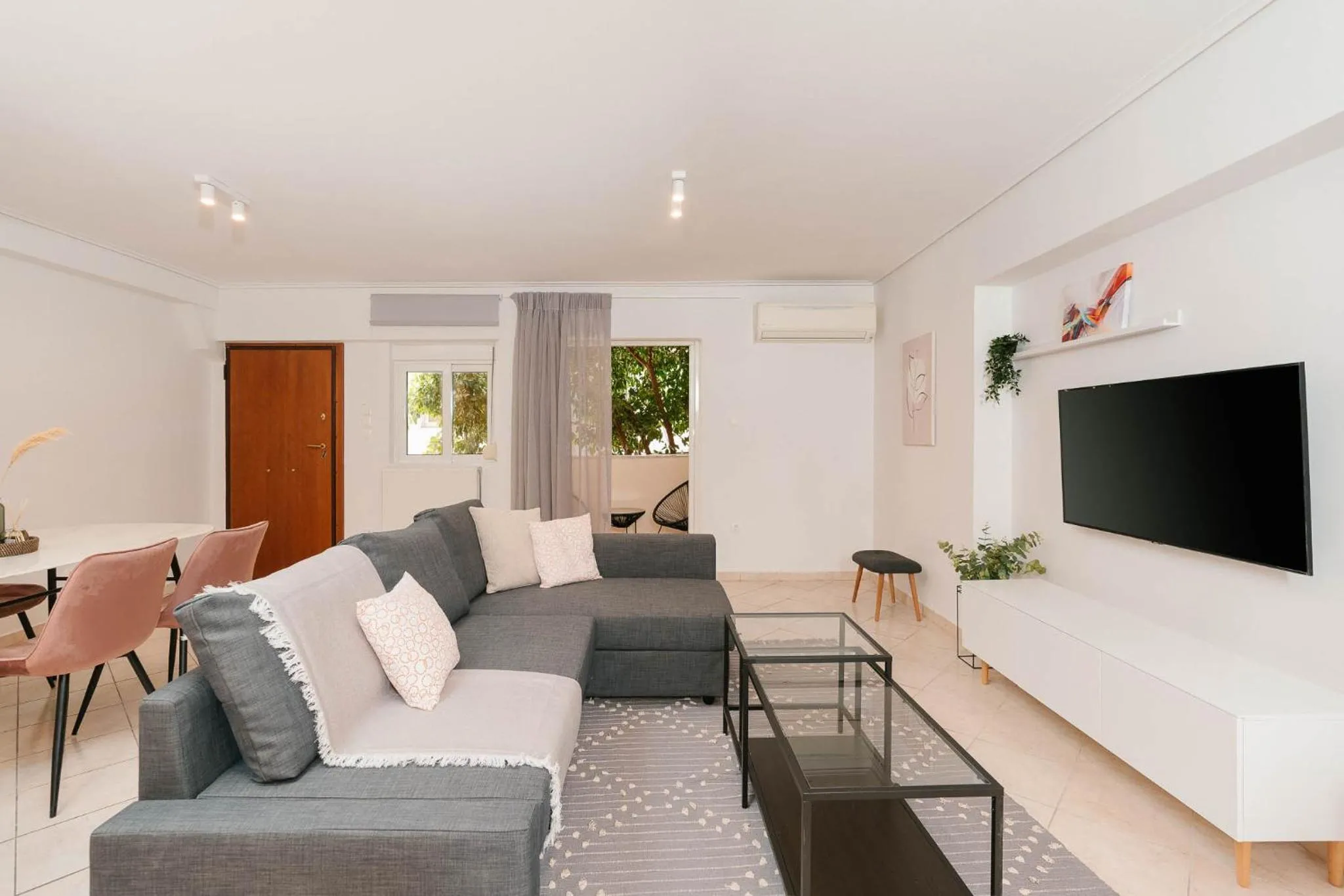 Phaedrus Living: Cozy Flat Koukaki