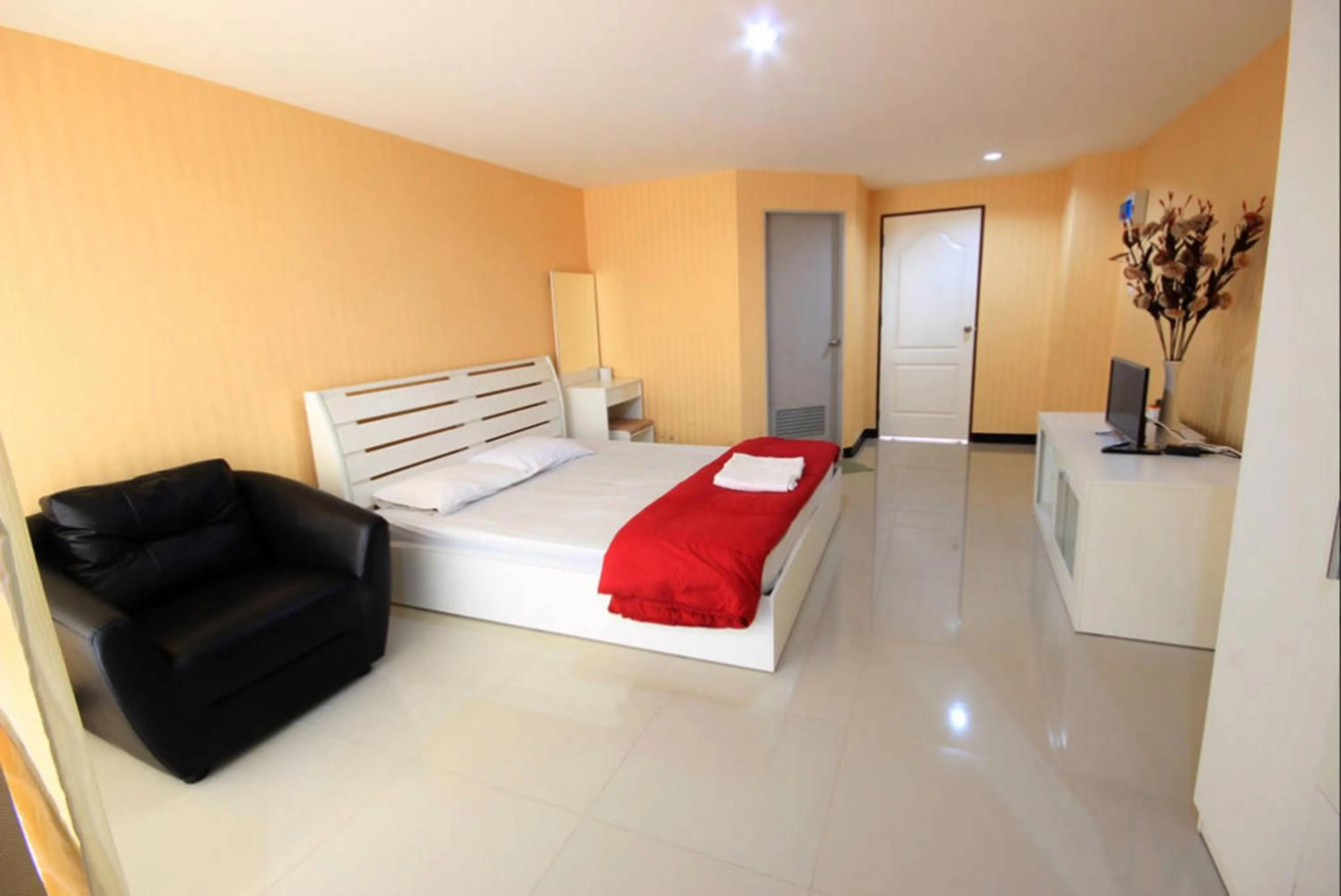 Photo of the whole room in Mouroom