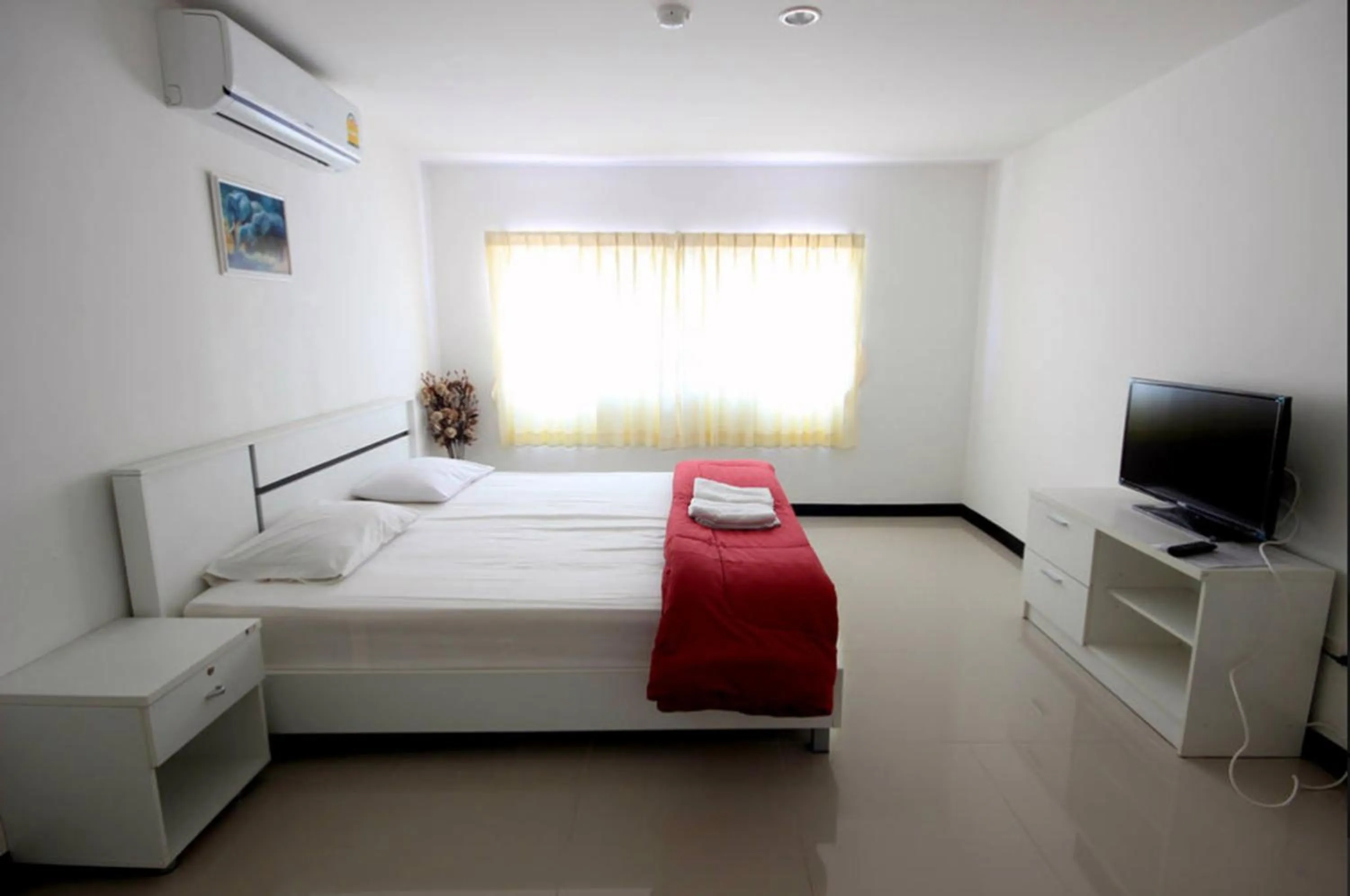 Photo of the whole room, TV/Entertainment Center in Mouroom