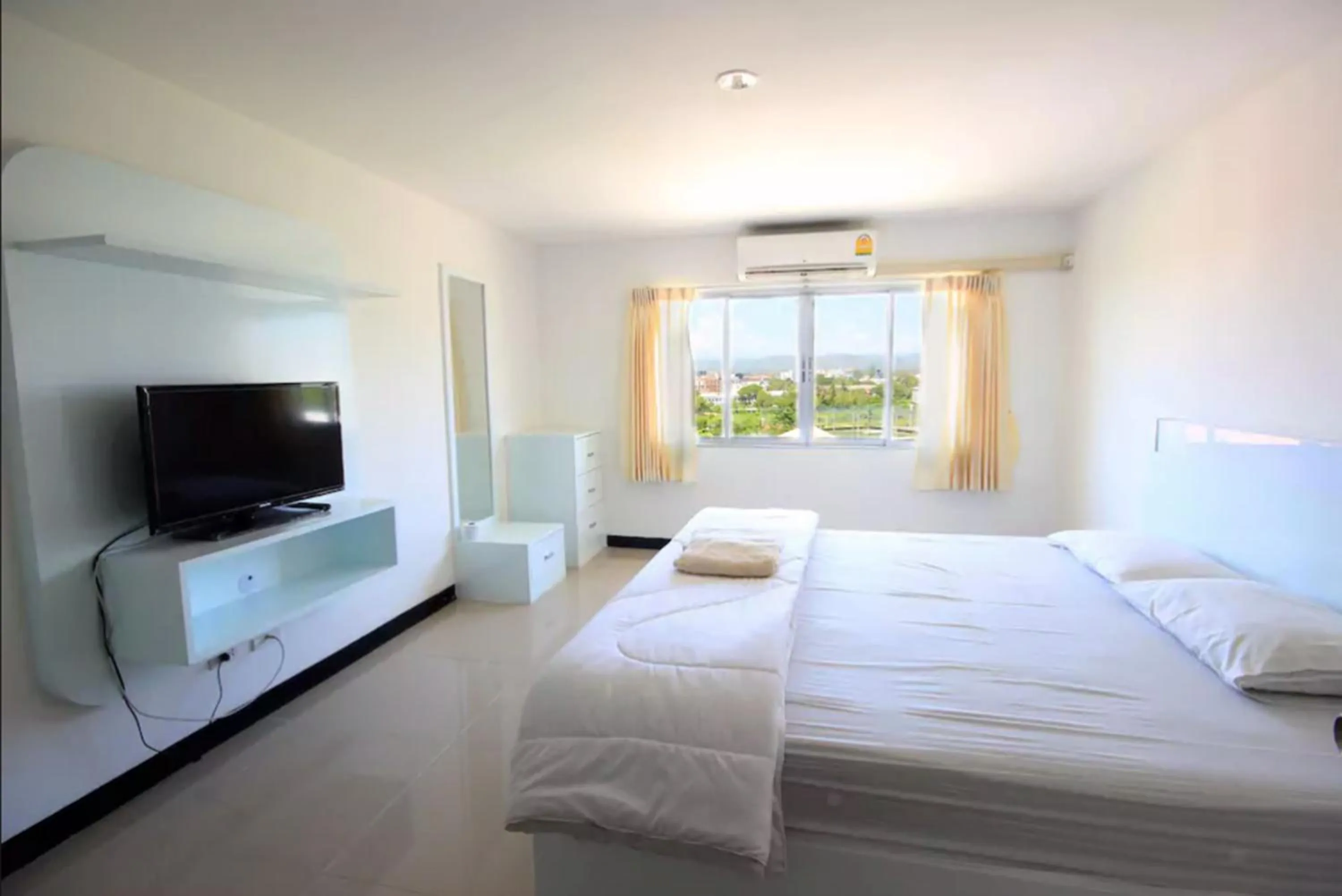 Photo of the whole room, TV/Entertainment Center in Mouroom