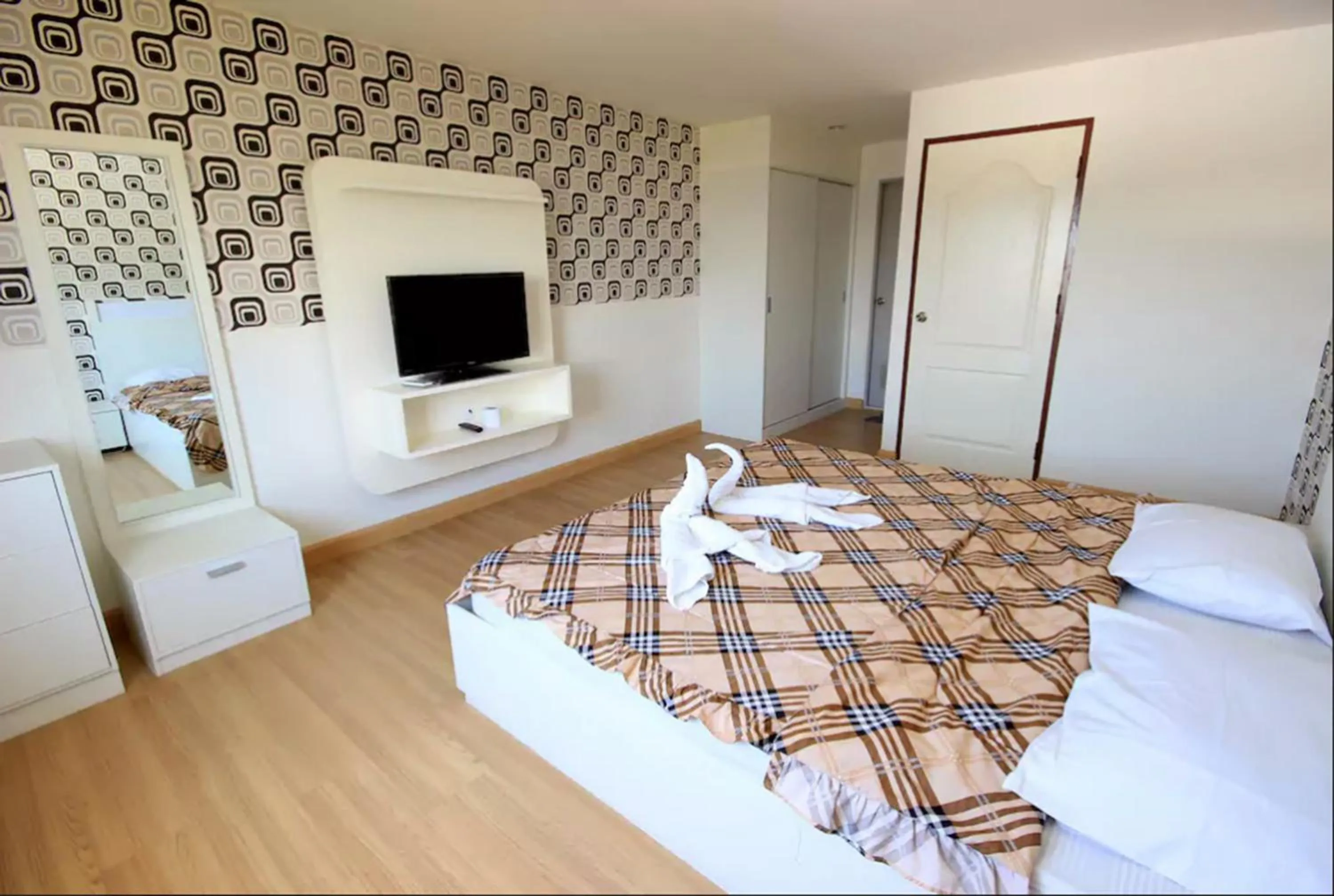 Photo of the whole room in Mouroom