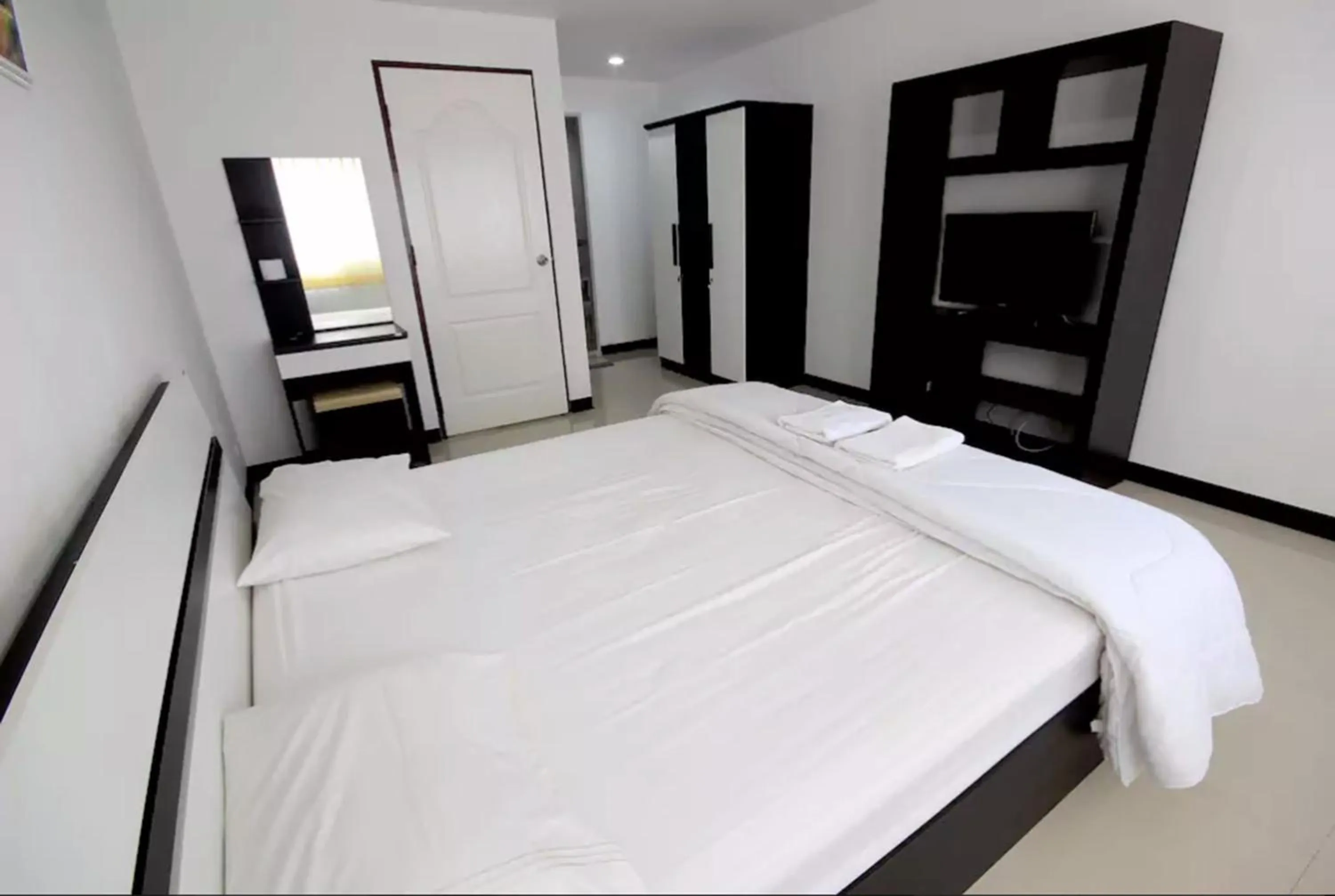 Photo of the whole room in Mouroom