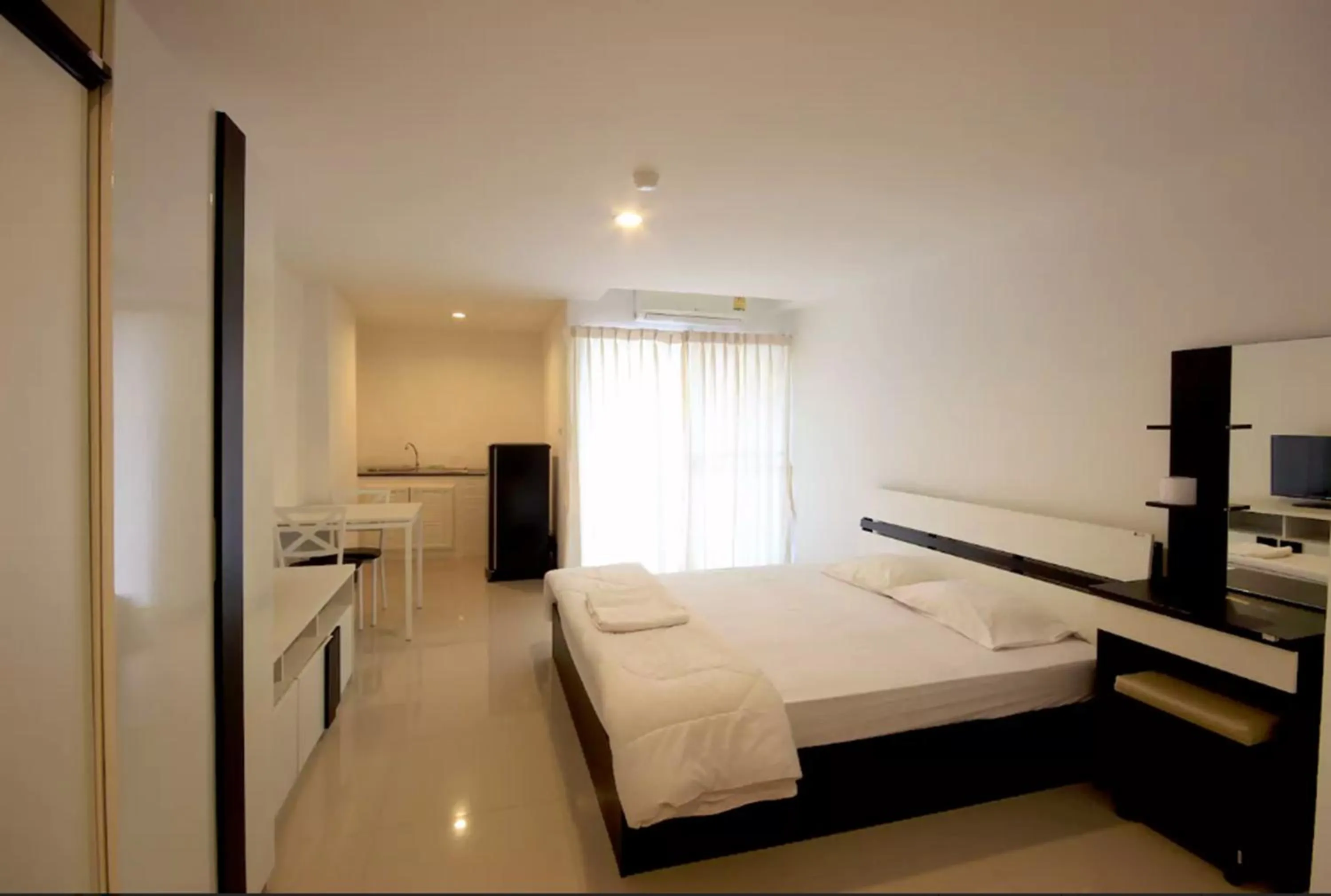 Photo of the whole room in Mouroom