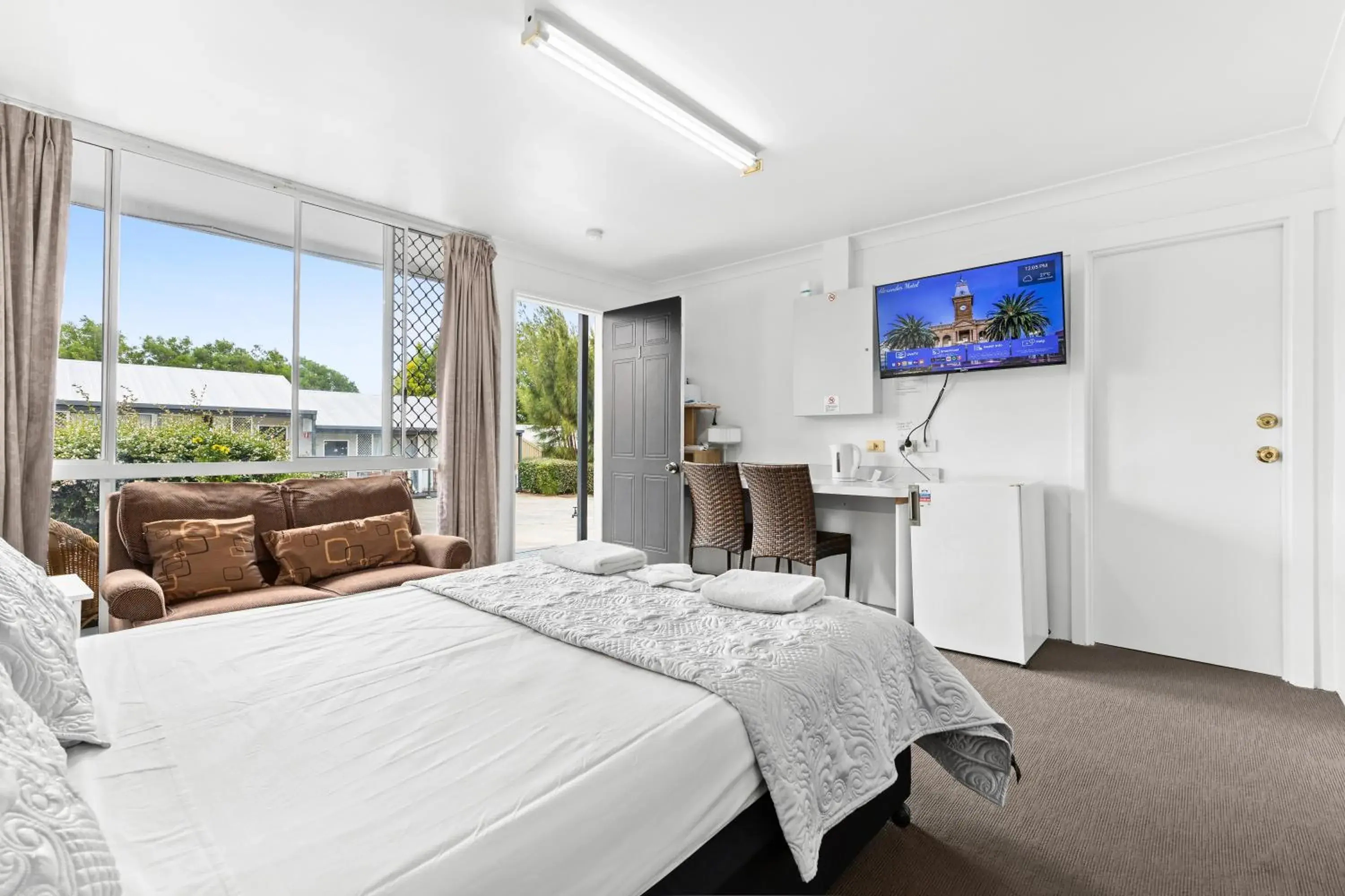 Photo of the whole room, Bed in Alexander Motel Photo of the whole room, Bed in Alexander Motel