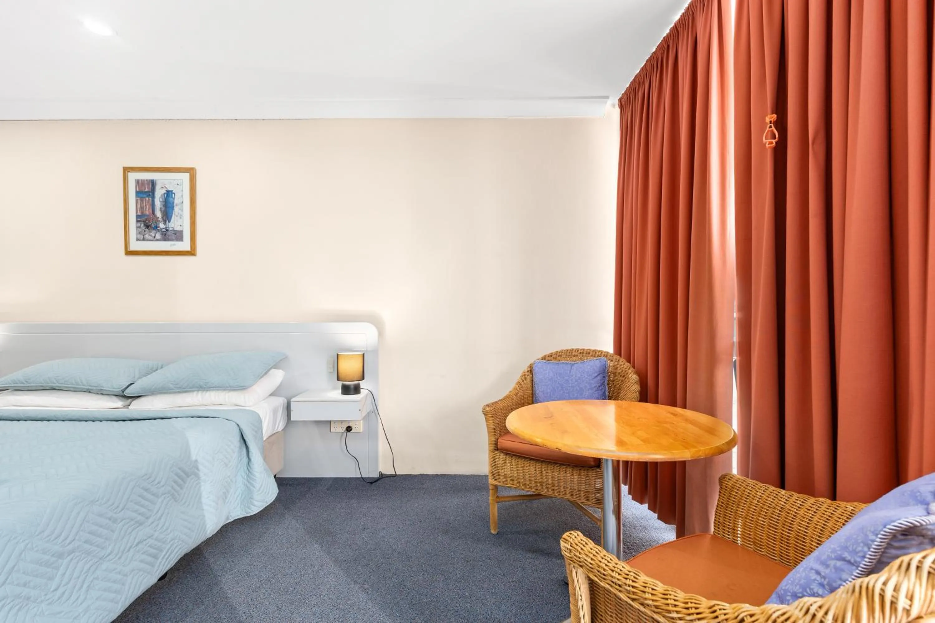 Seating area, Bed in Alexander Motel