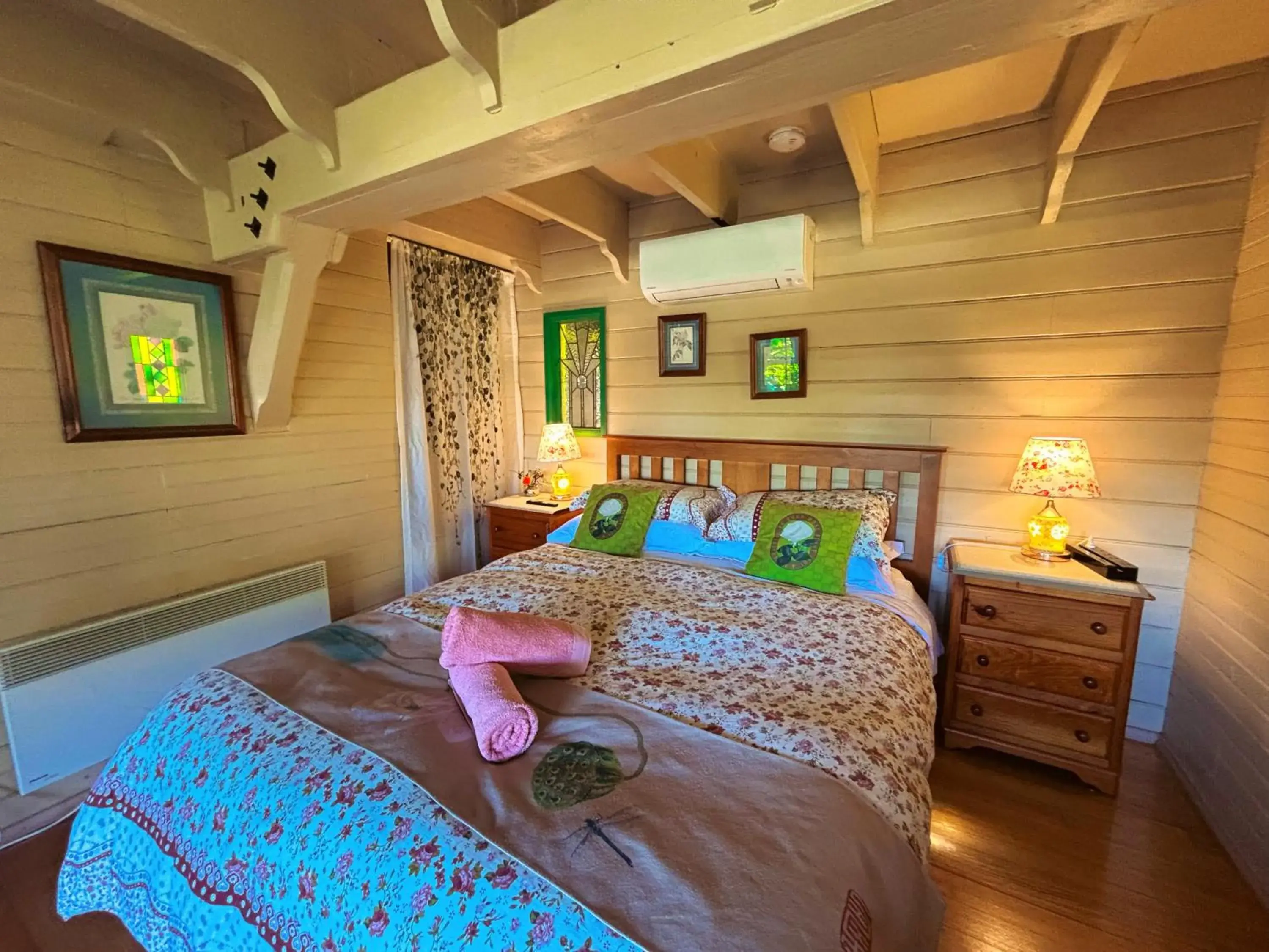 Queen Room with Spa Bath in The Goat and Goose Bed & Breakfast Queen Room with Spa Bath in The Goat and Goose Bed & Breakfast