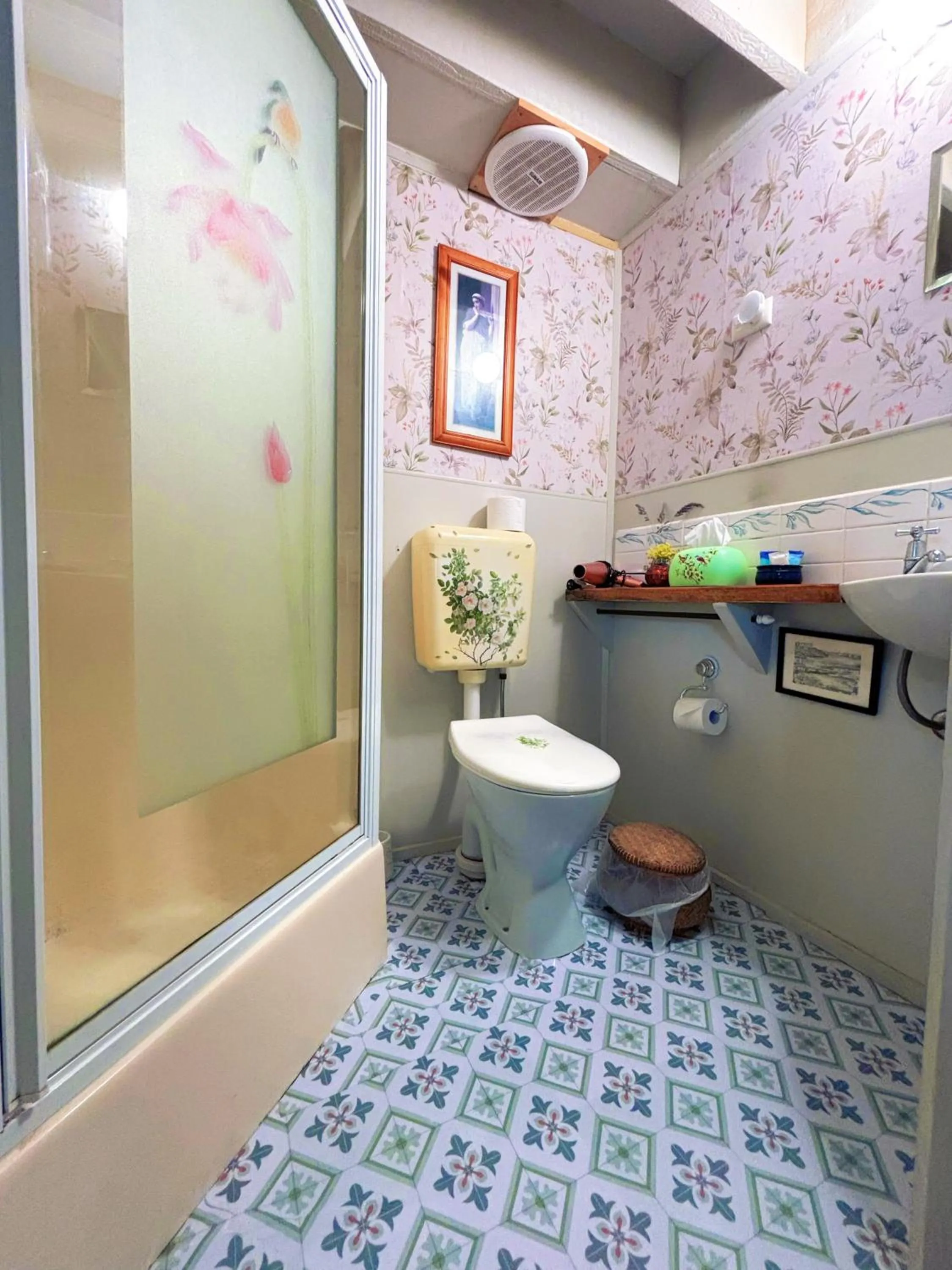 Toilet in The Goat and Goose Bed & Breakfast