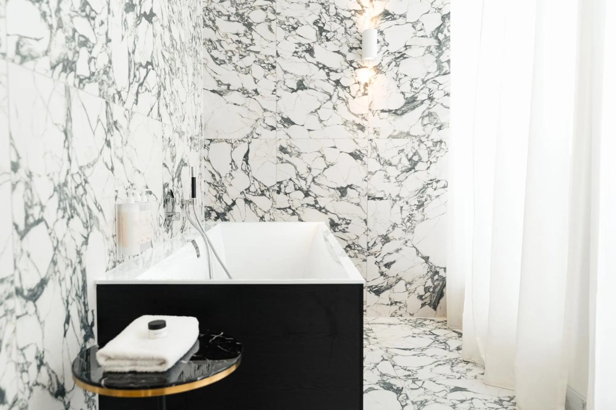 Bath in Van der Valk TheaterHotel De Oranjerie