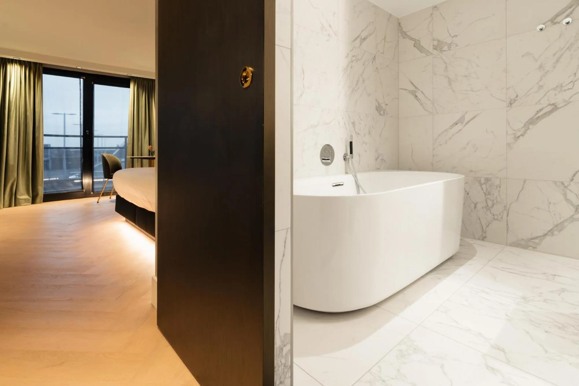 Bath in Van der Valk TheaterHotel De Oranjerie