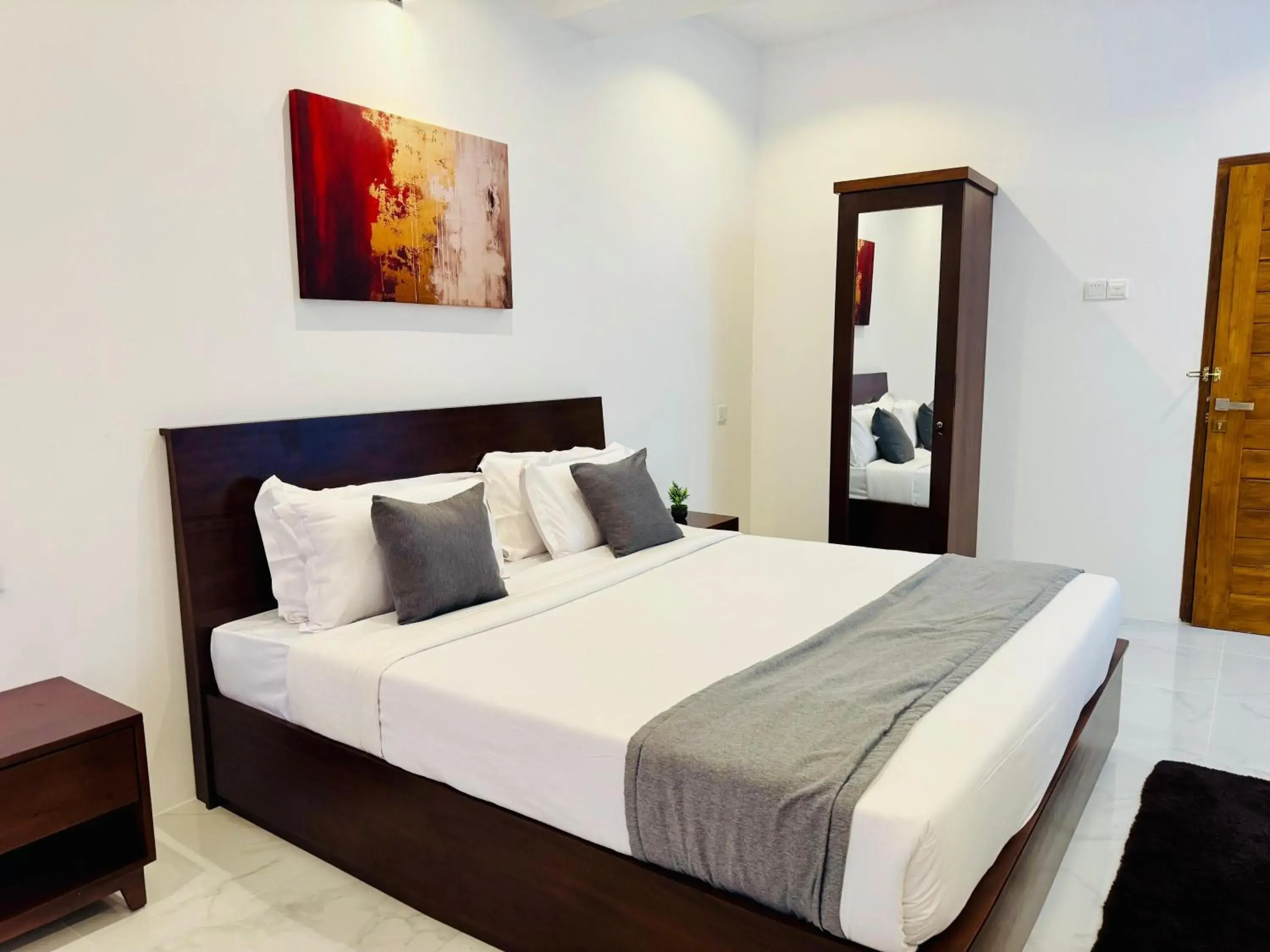 King Room with Balcony in Queens Mount Glen Heights King Room with Balcony in Queens Mount Glen Heights