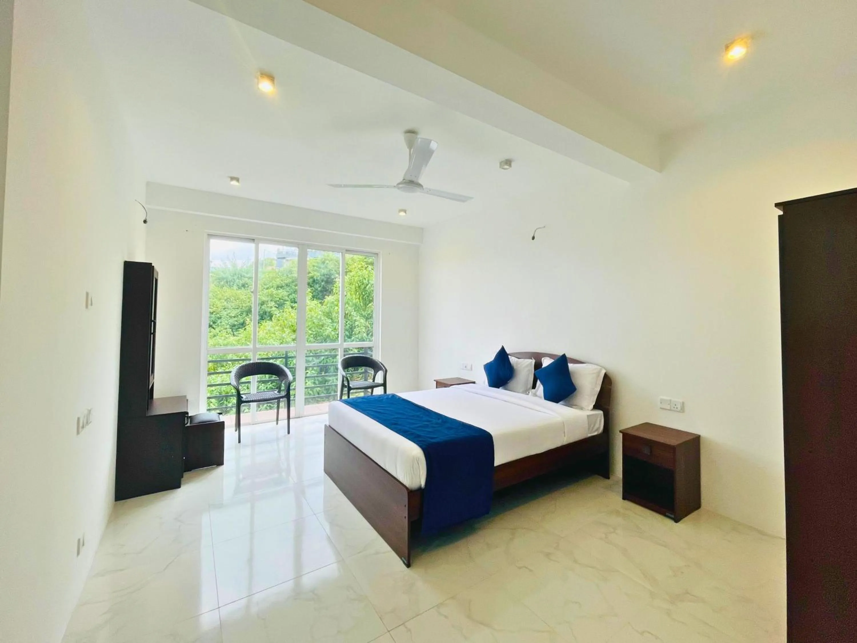 Queen Room with Balcony in Queens Mount Glen Heights