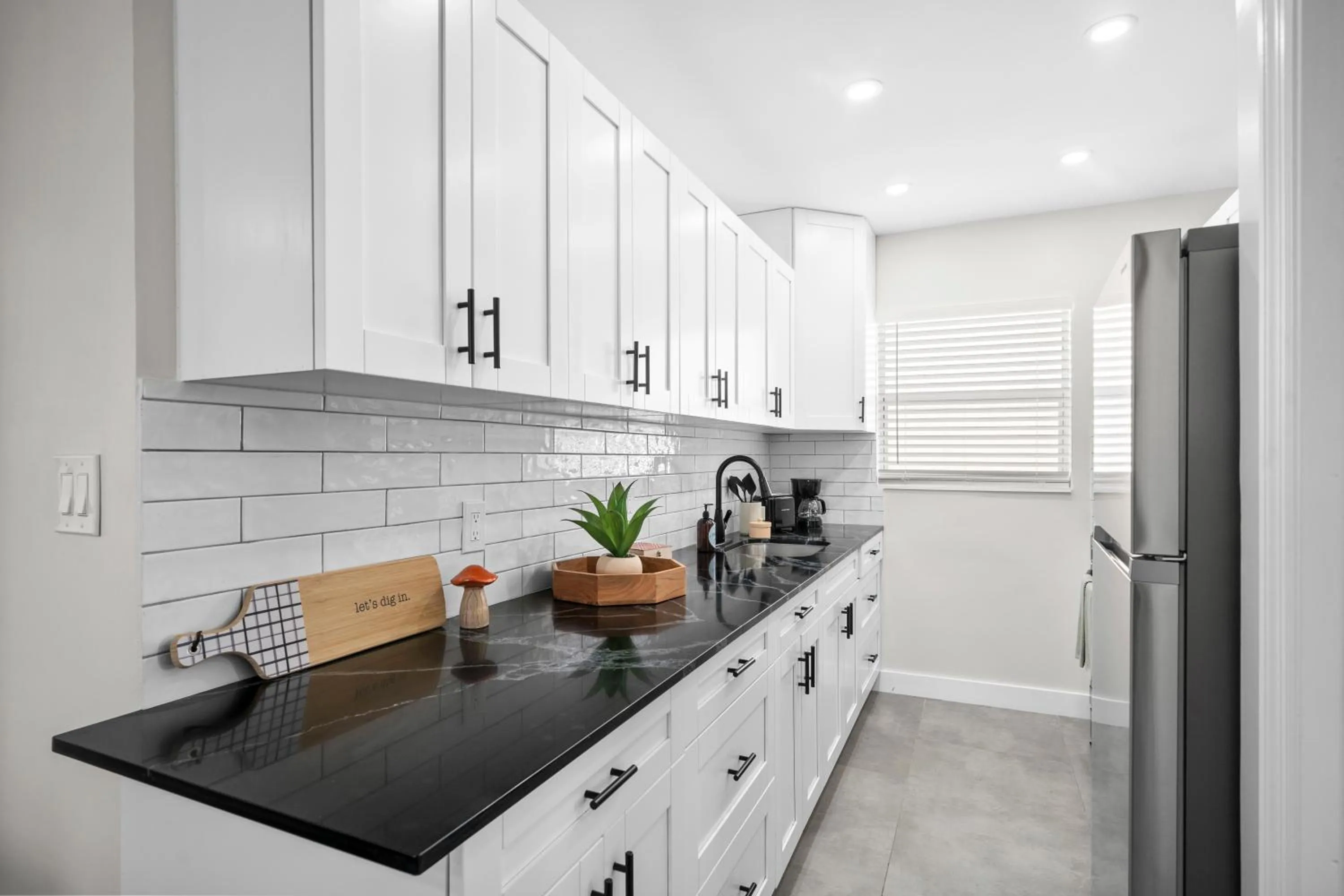 Kitchen or kitchenette in Holiday Park Apartments by Lowkl