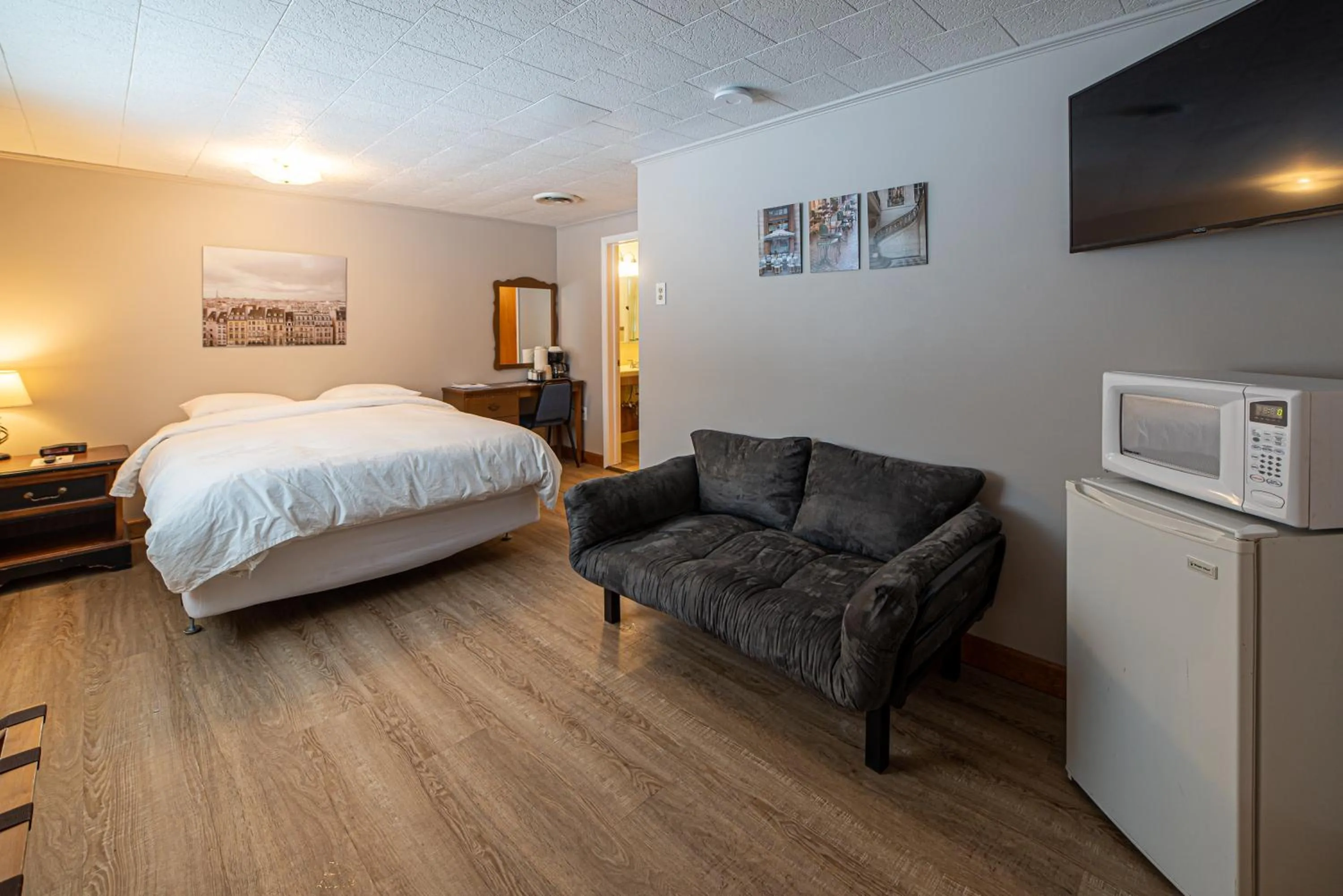 Bed in Star Gate Motel