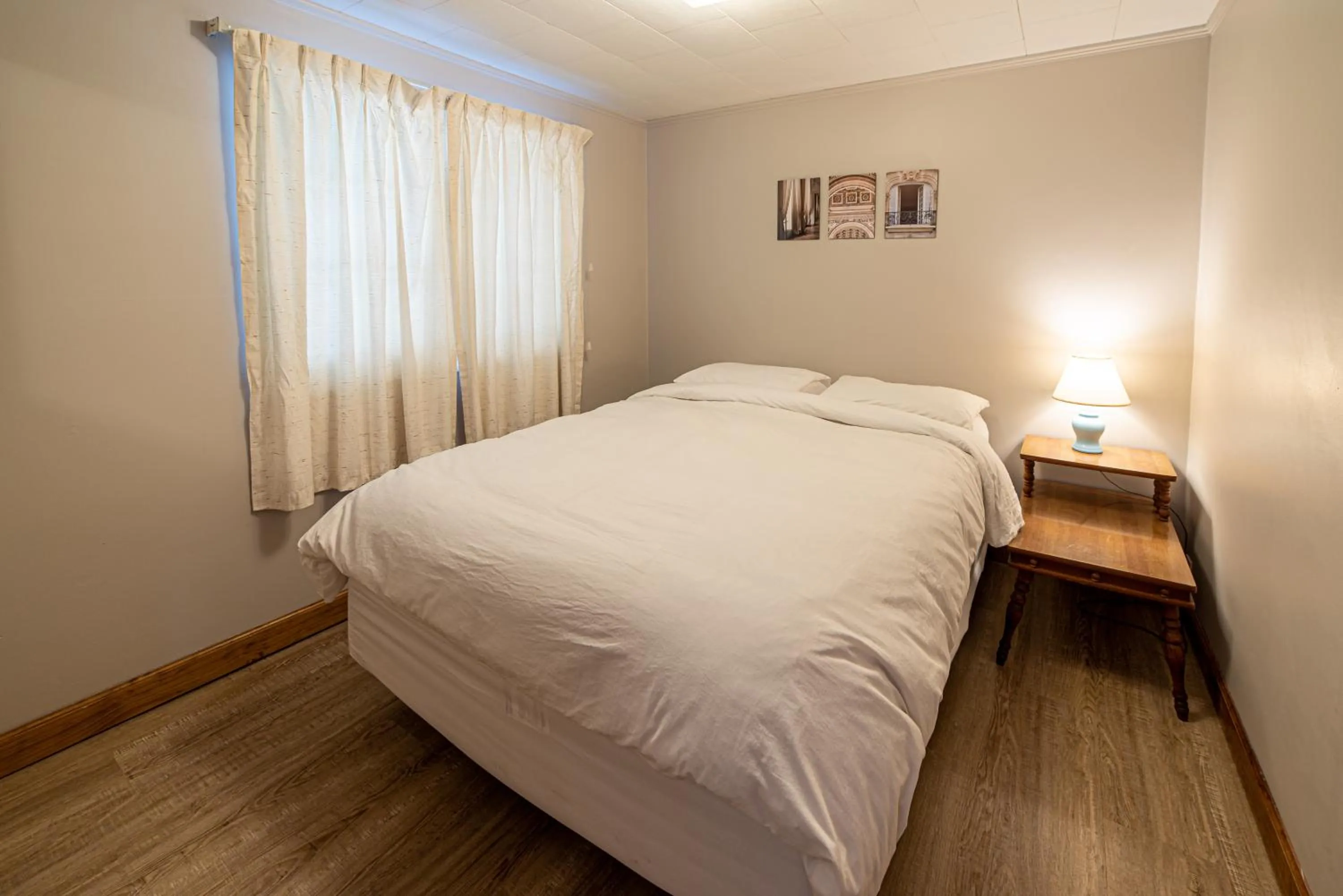 Bed in Star Gate Motel