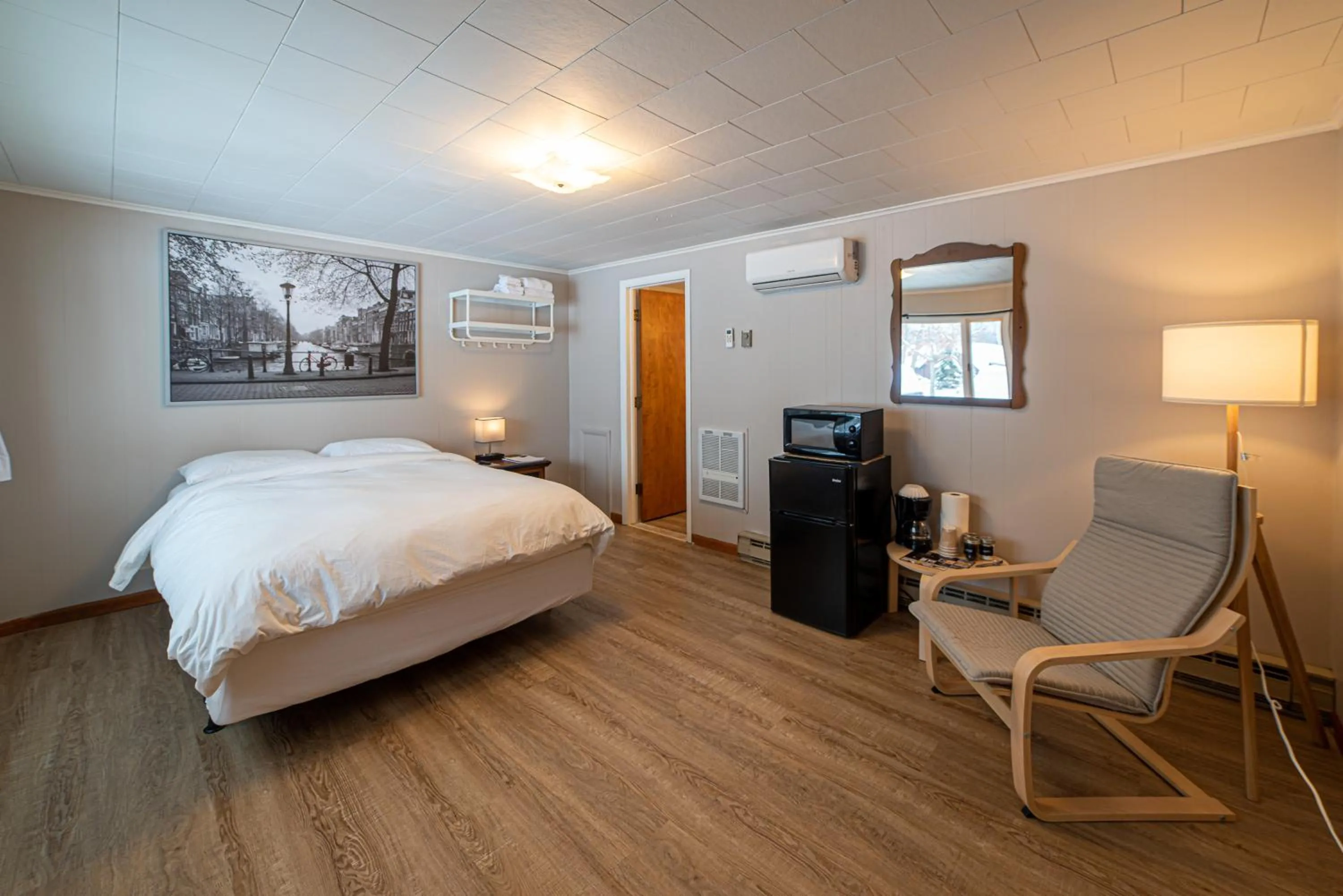 Bed in Star Gate Motel