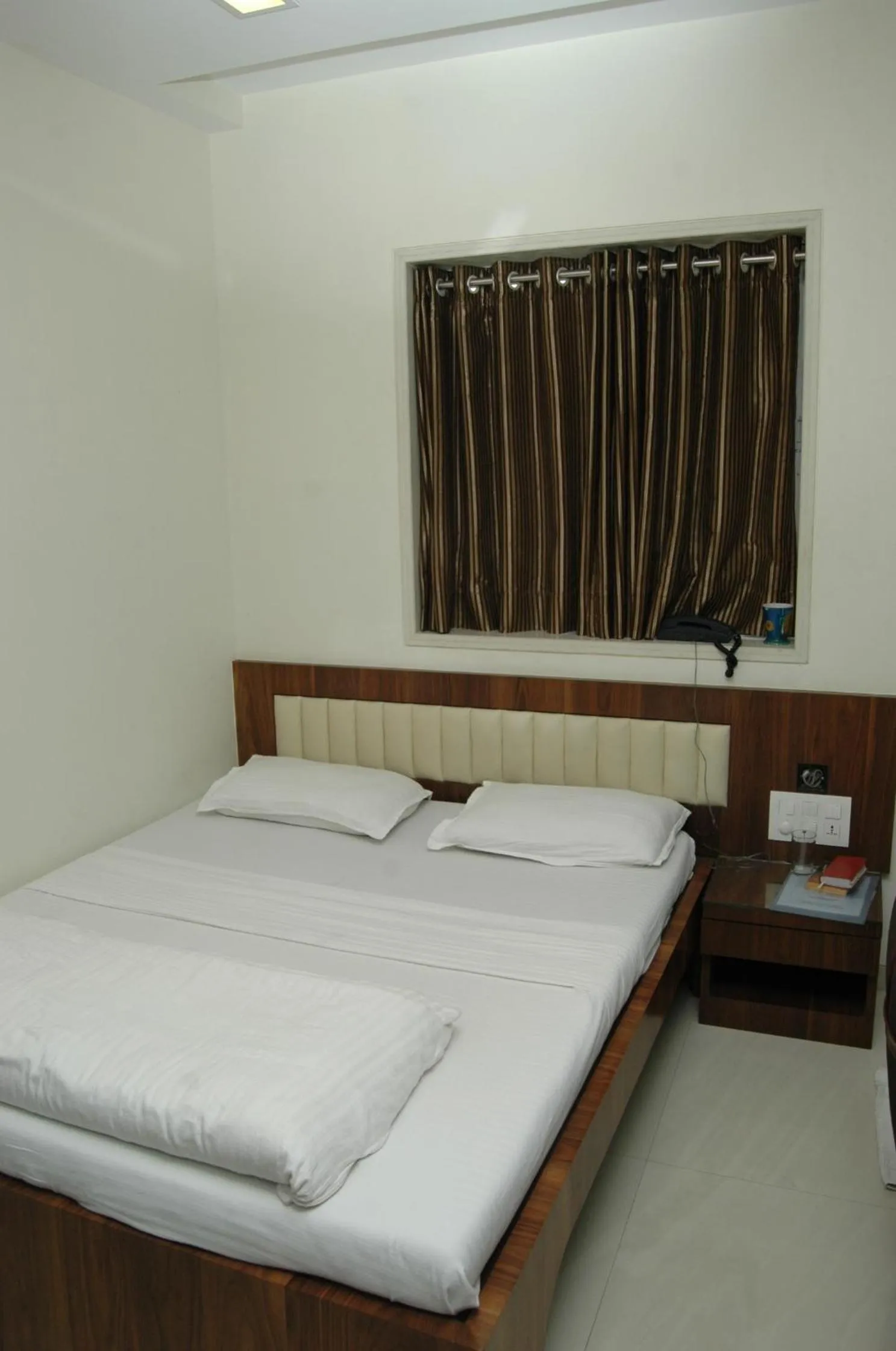 Bed in Hotel Causeway, Colaba