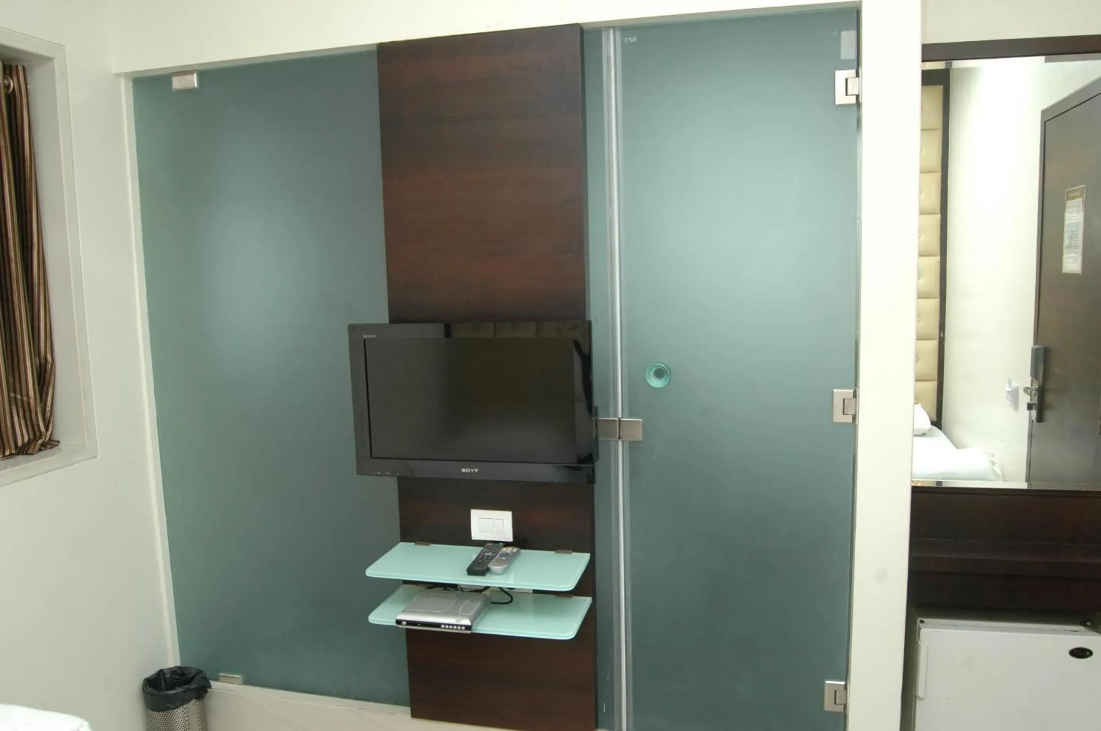 Photo of the whole room in Hotel Causeway, Colaba