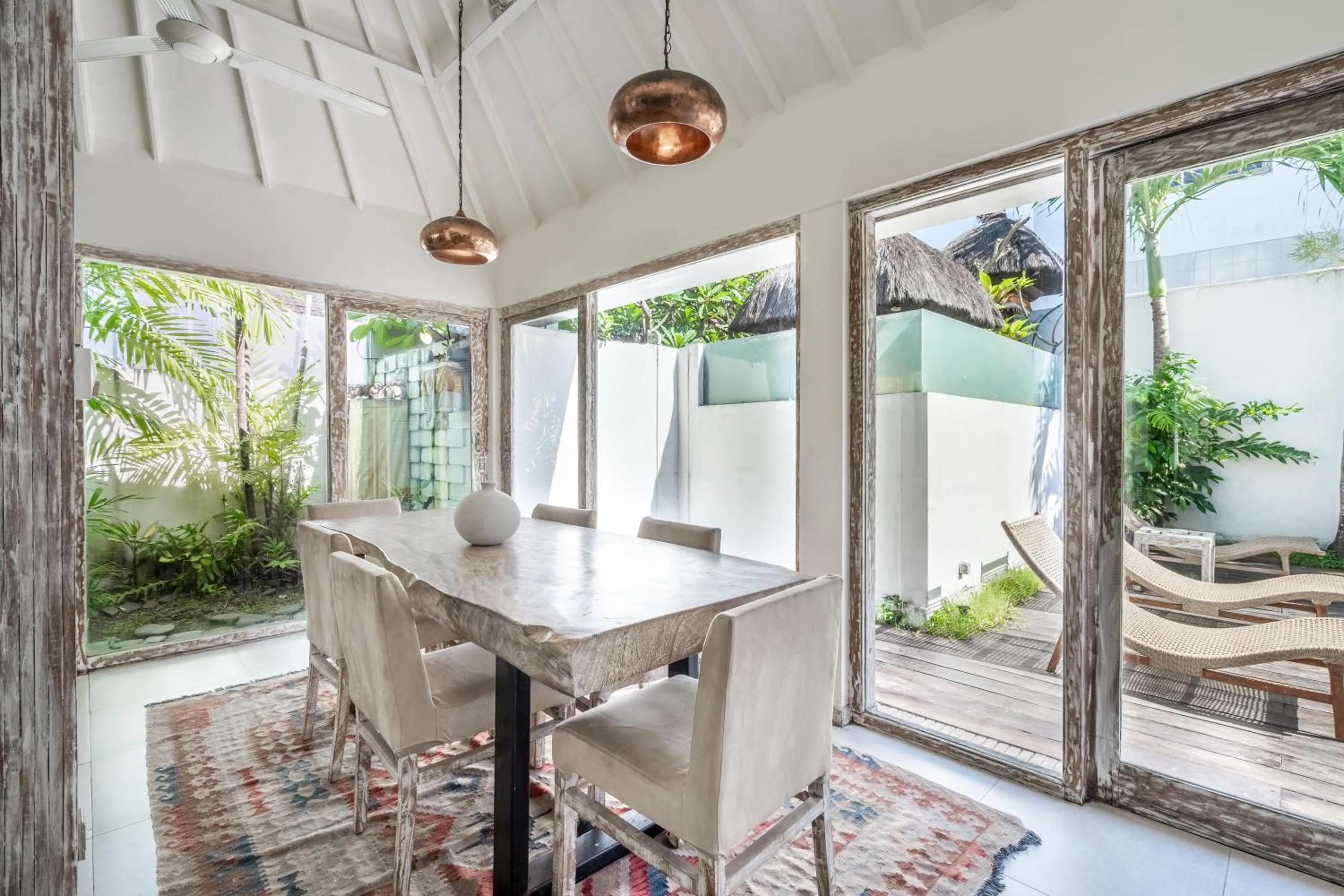 Dining area in Villa Oberoi