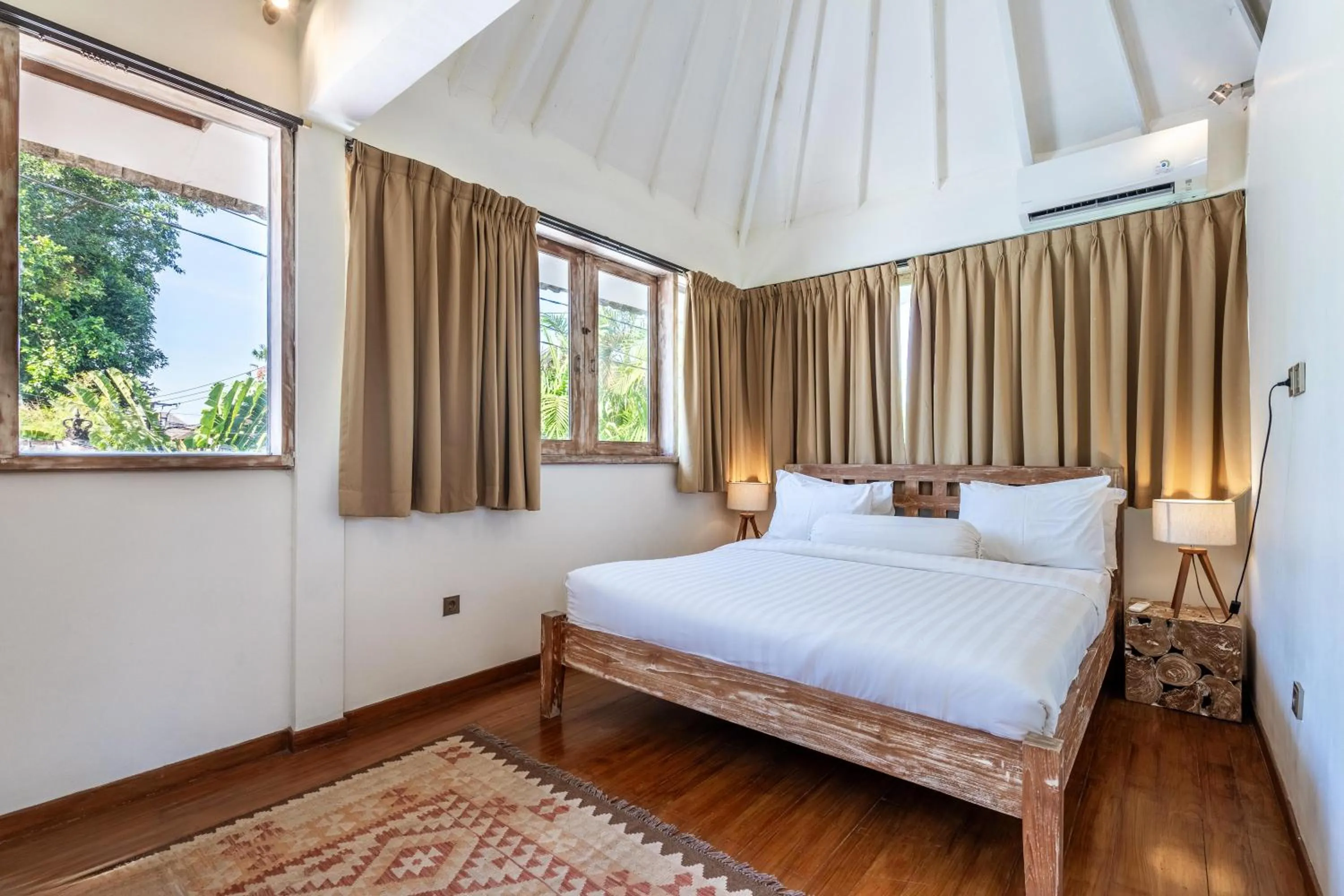 Photo of the whole room, Bed in Villa Oberoi