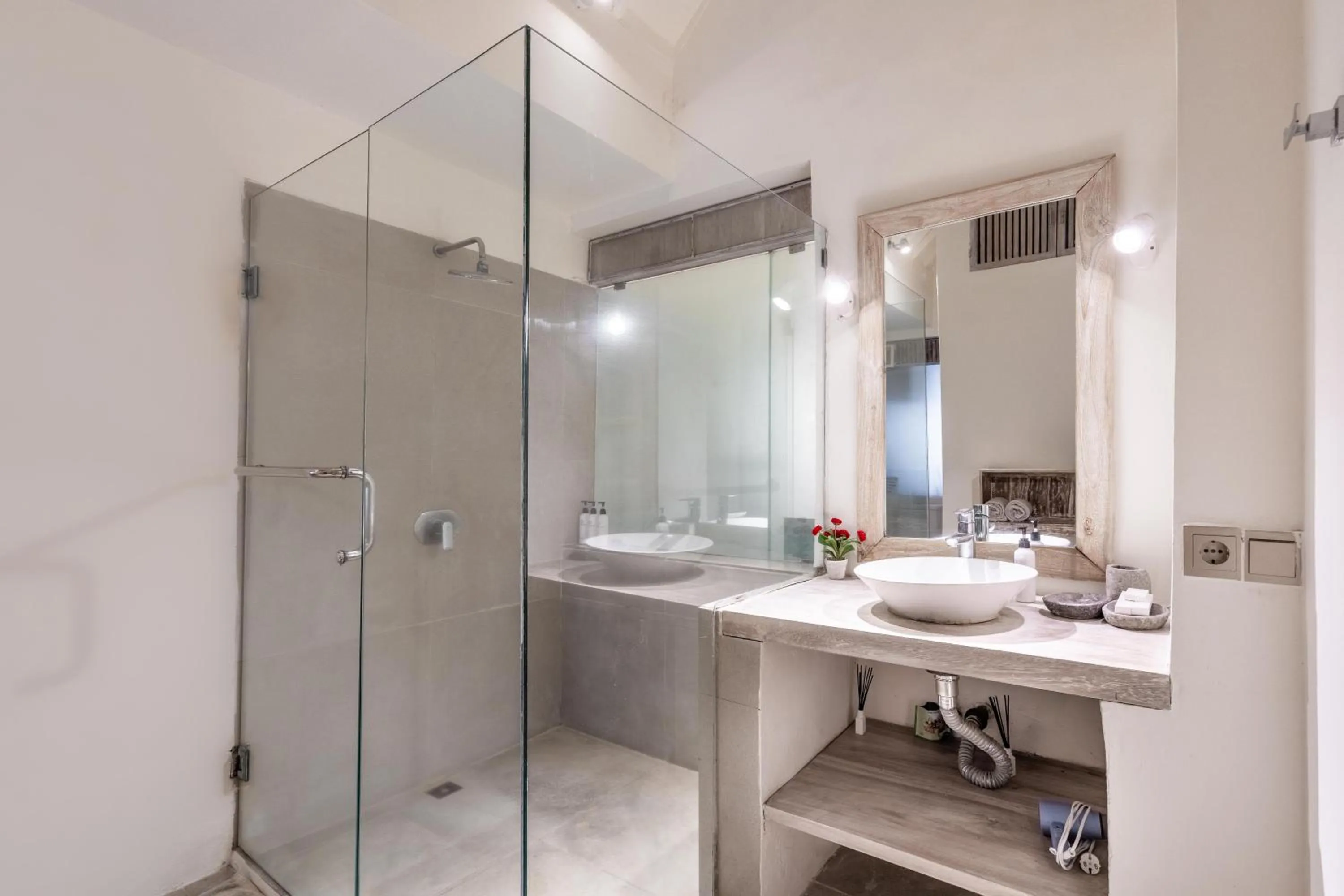 Shower in Villa Oberoi
