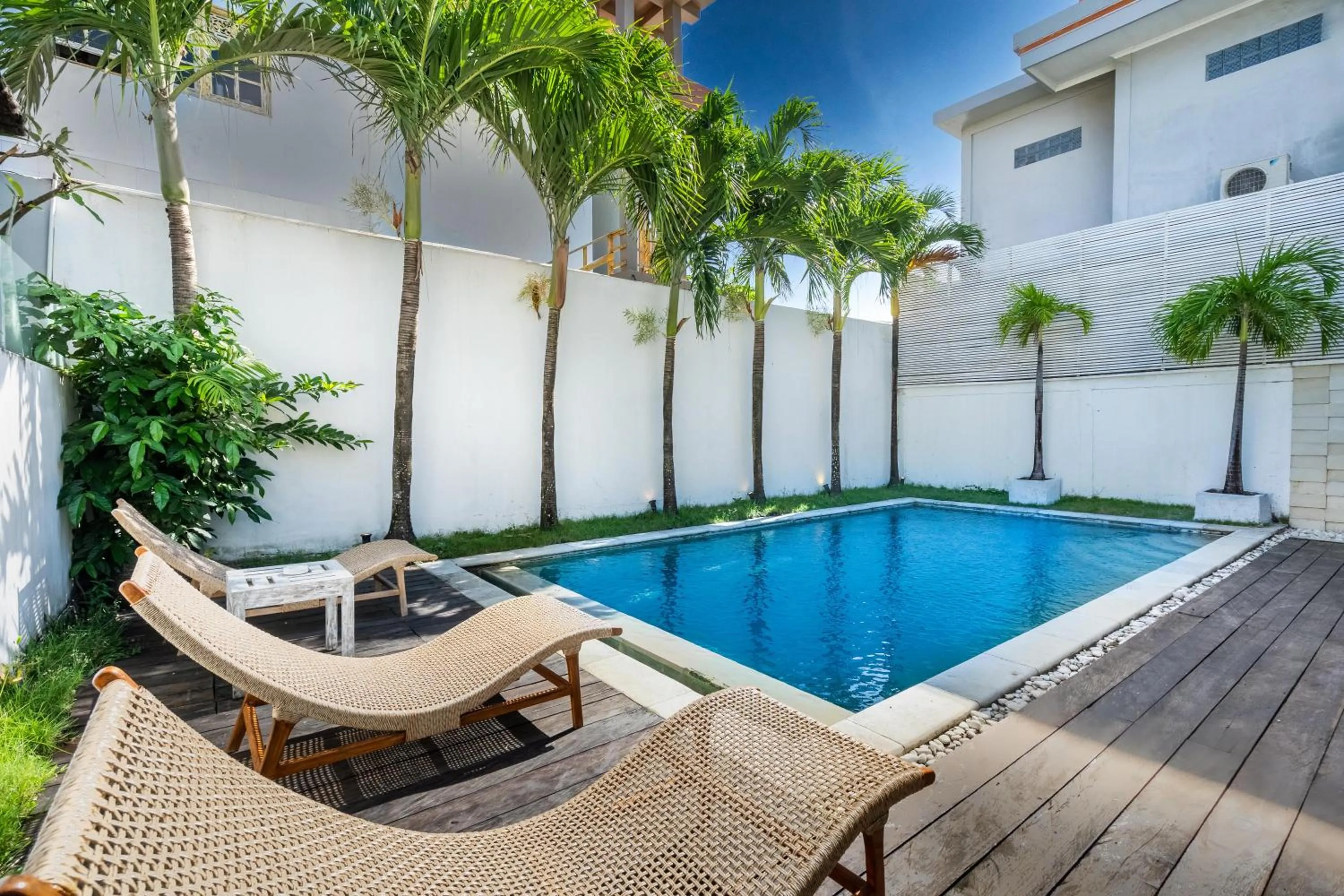 sunbed in Villa Oberoi