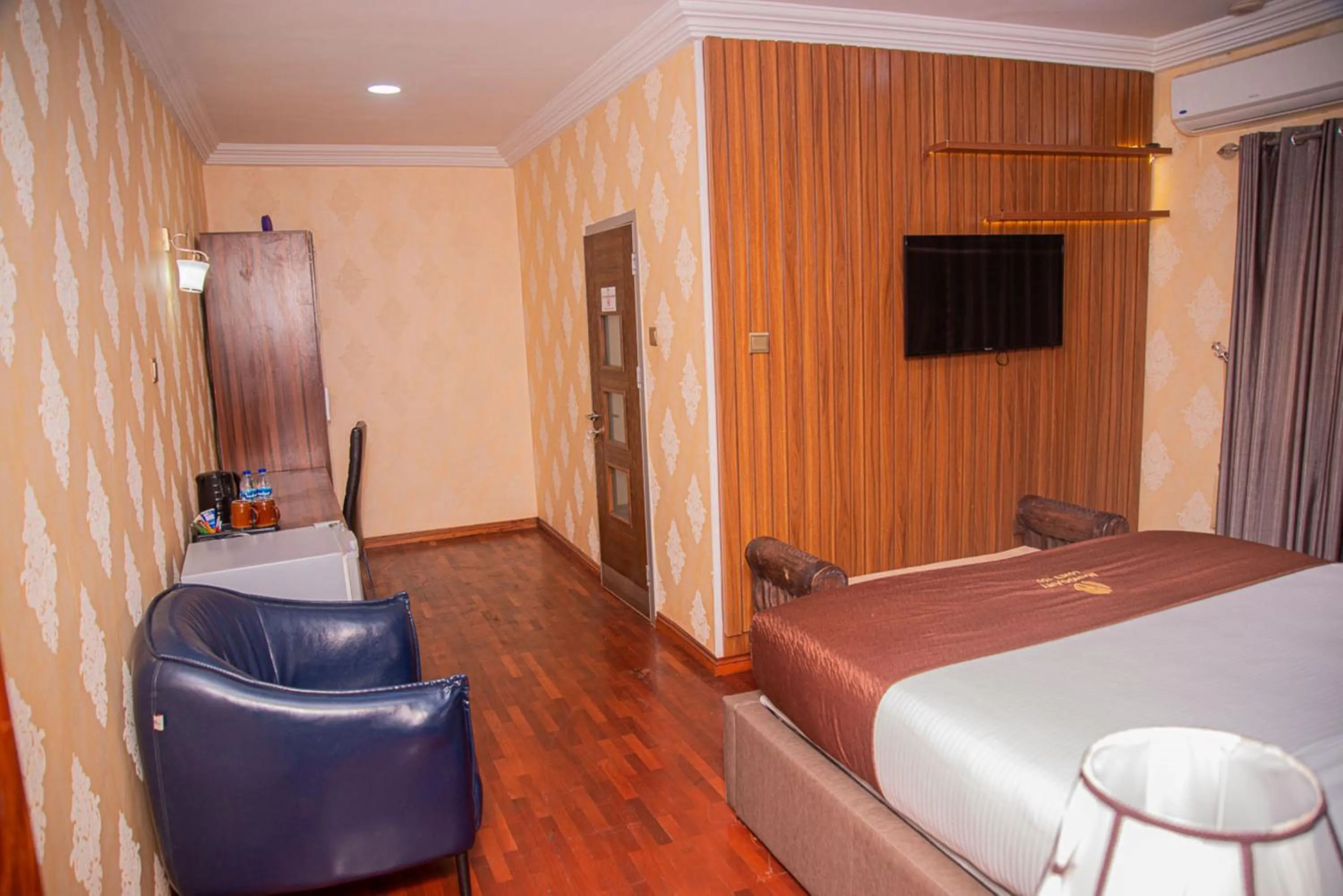 Bedroom in MAHOGANY HOTEL AND SUITES