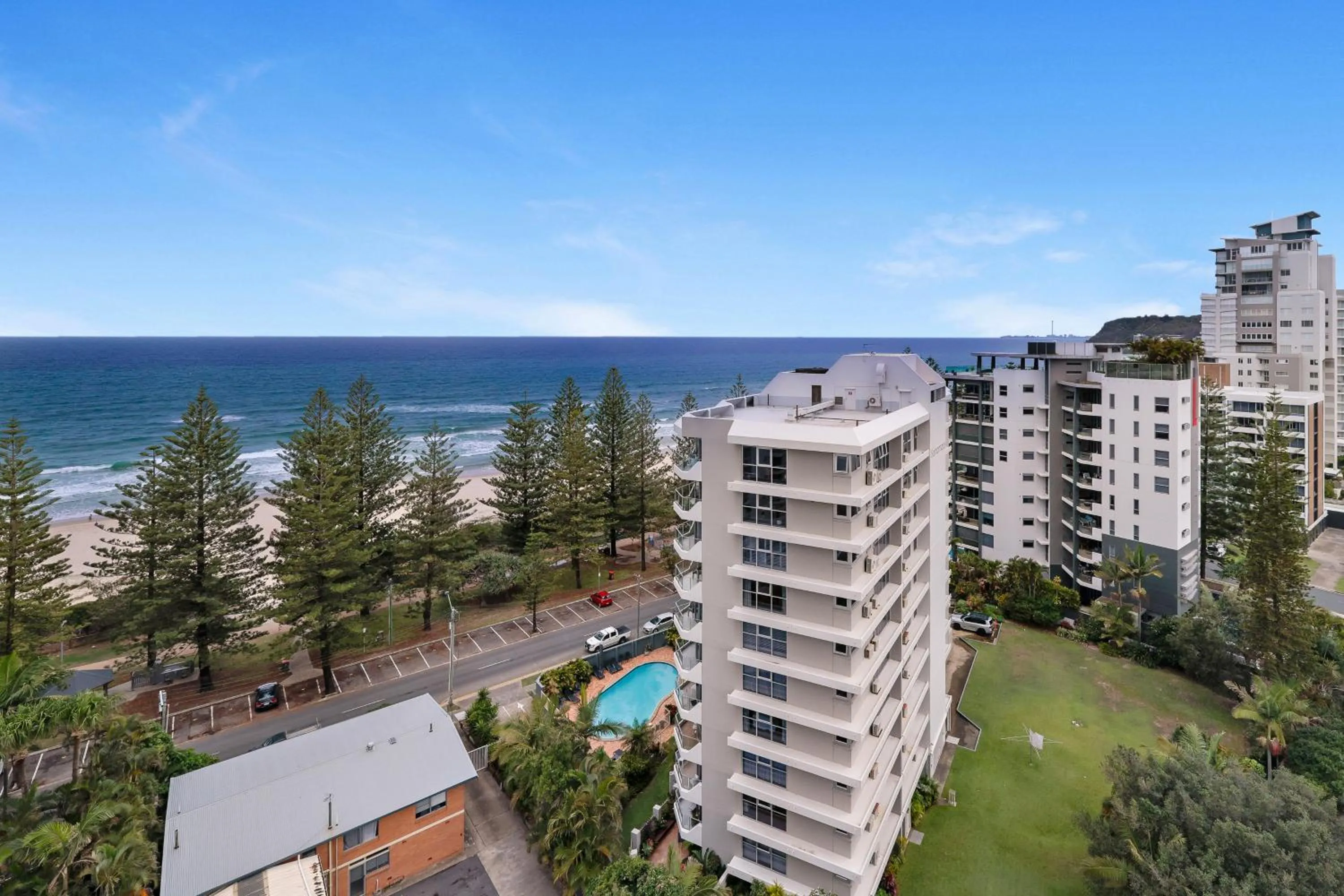Beach in Sandbar Burleigh - Official