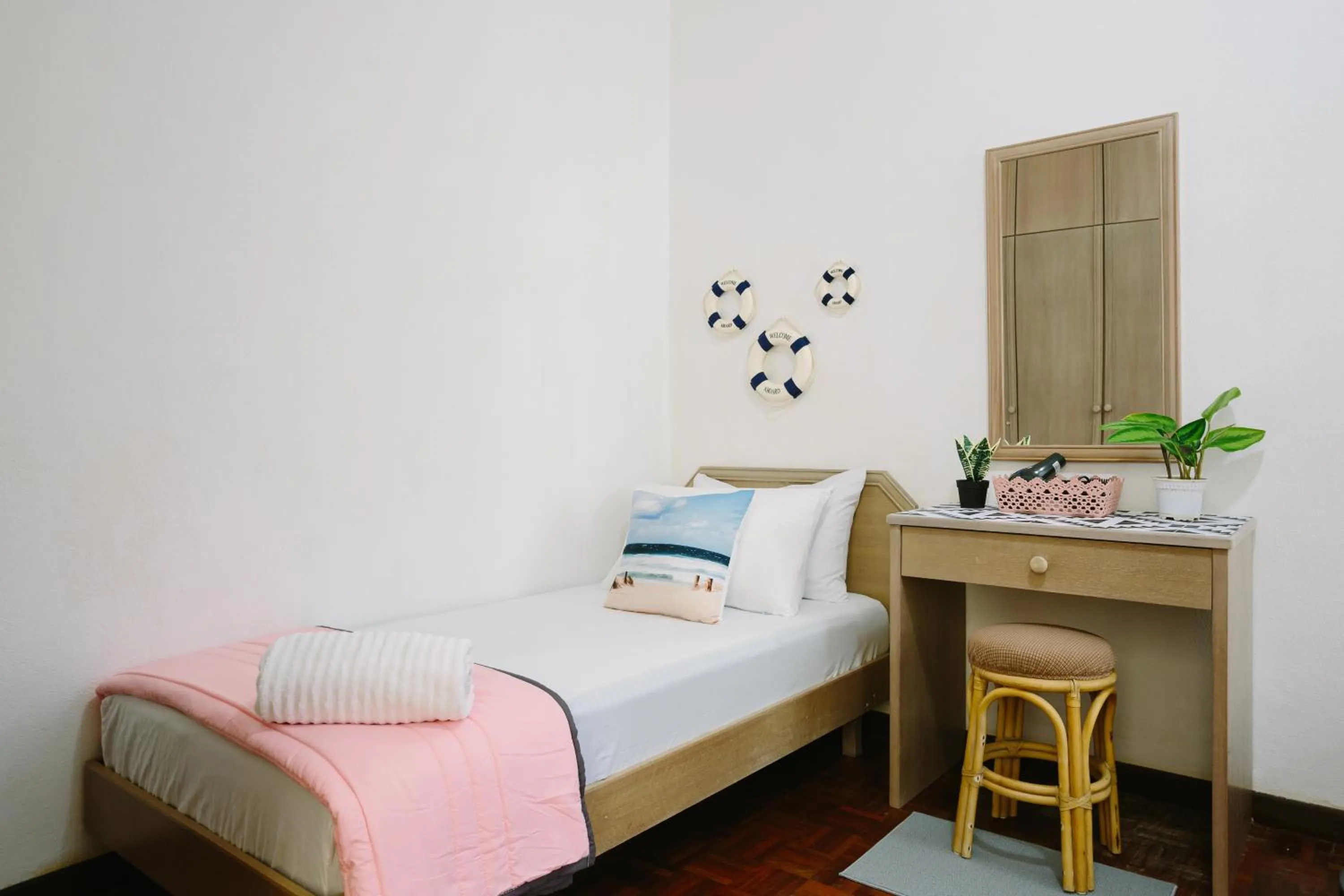 Bed in EE's Seaside House - Homestay 3 min walk to beach