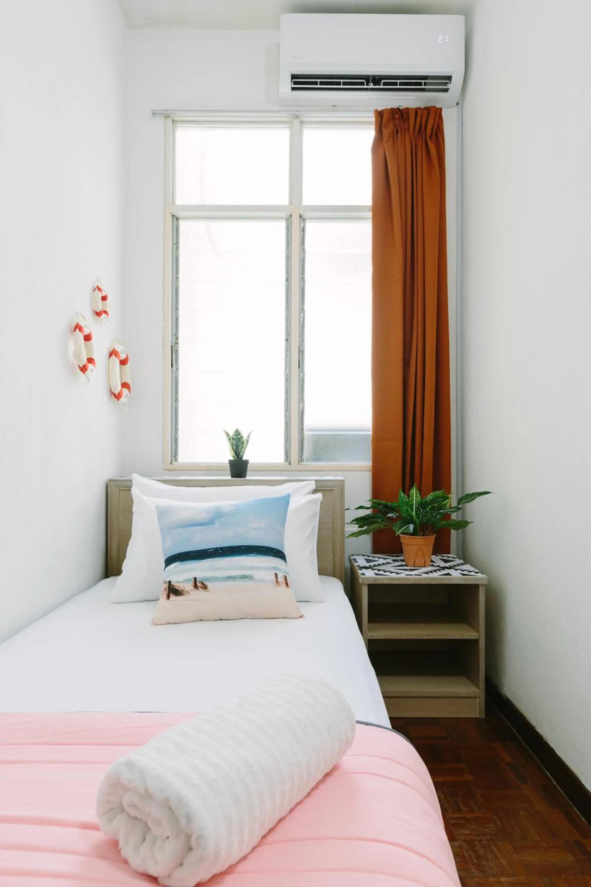 Bed in EE's Seaside House - Homestay 3 min walk to beach