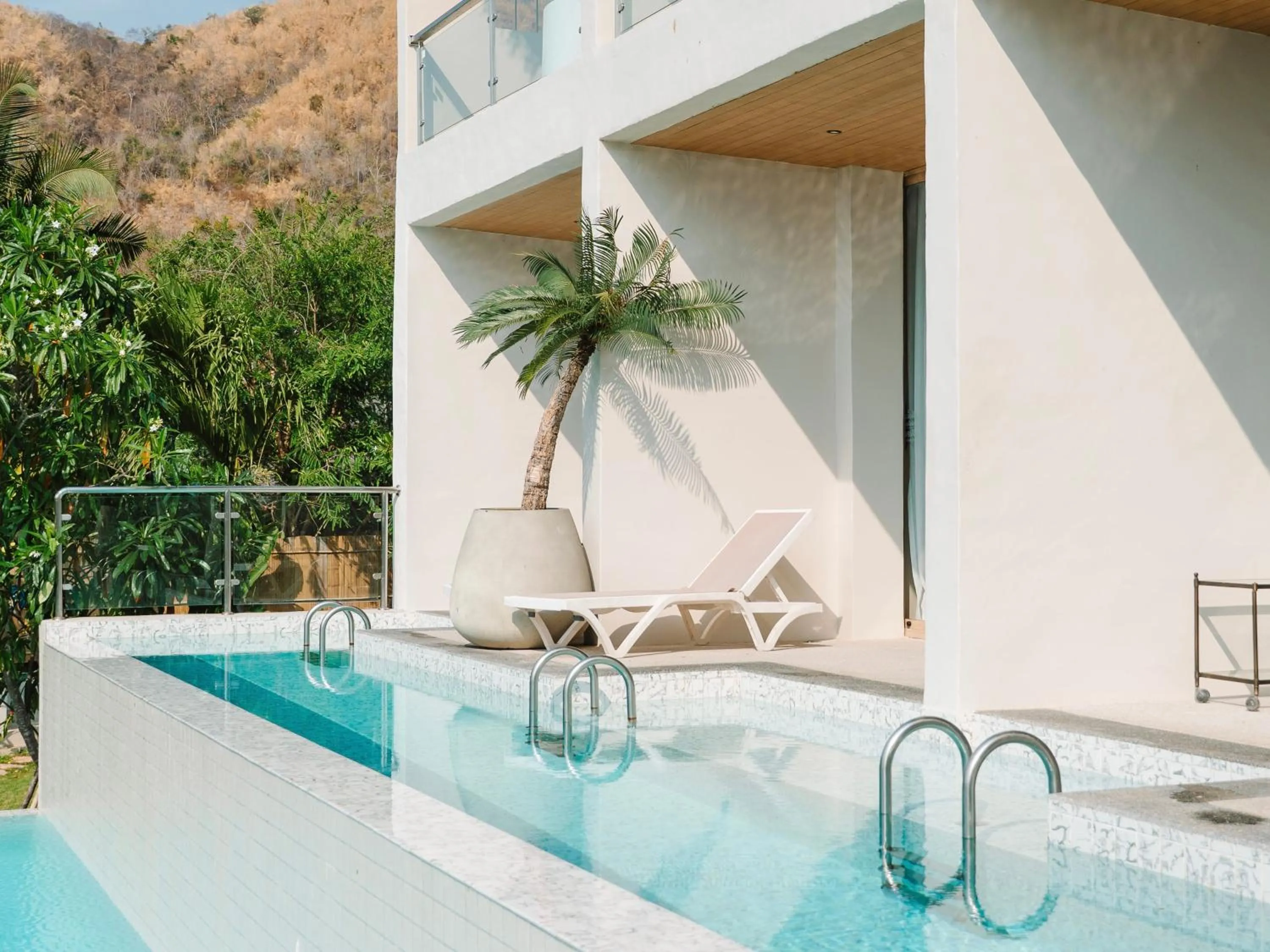 Swimming pool in Le La Lake Resort and Spa