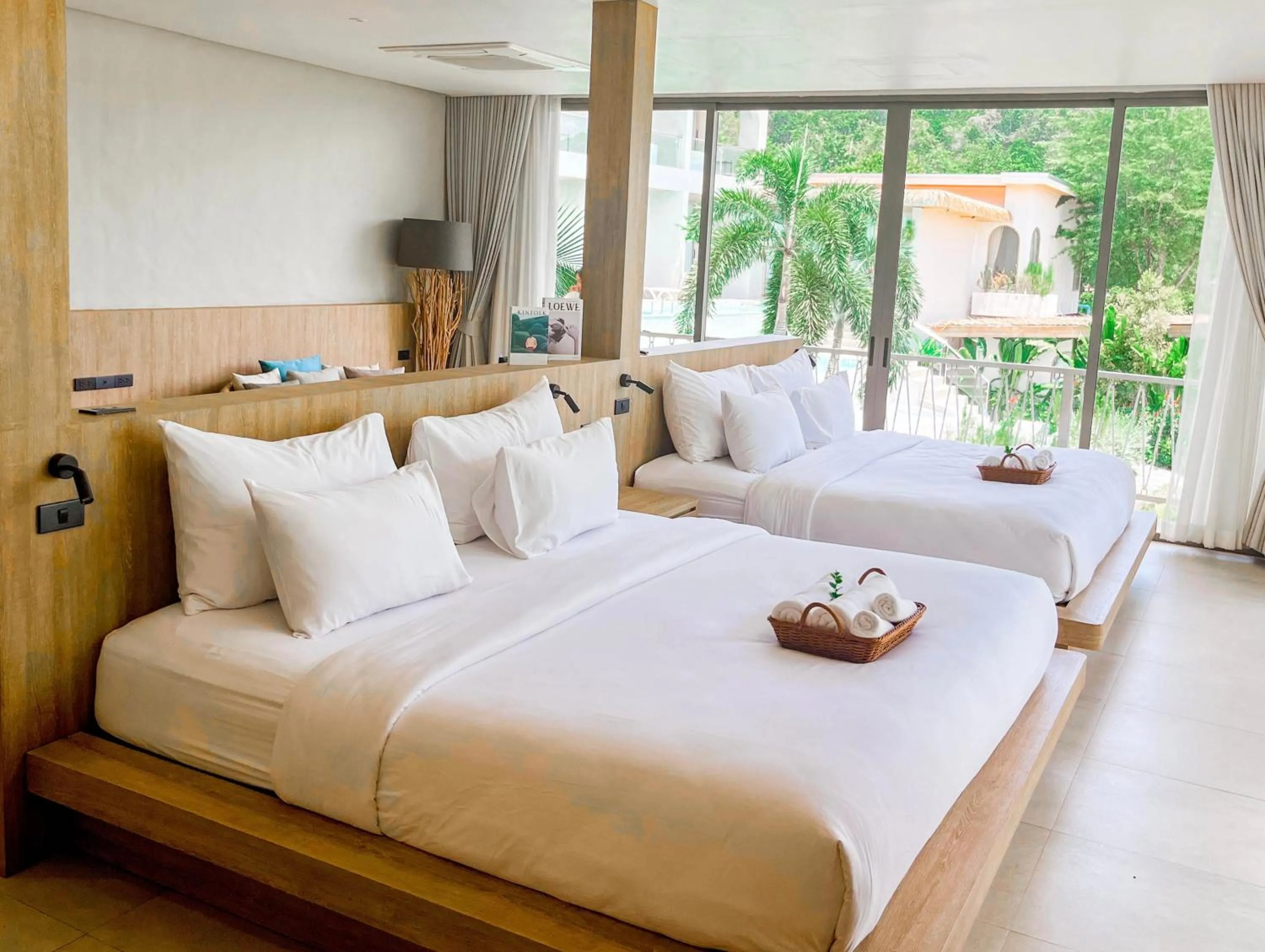 Bed in Le La Lake Resort and Spa