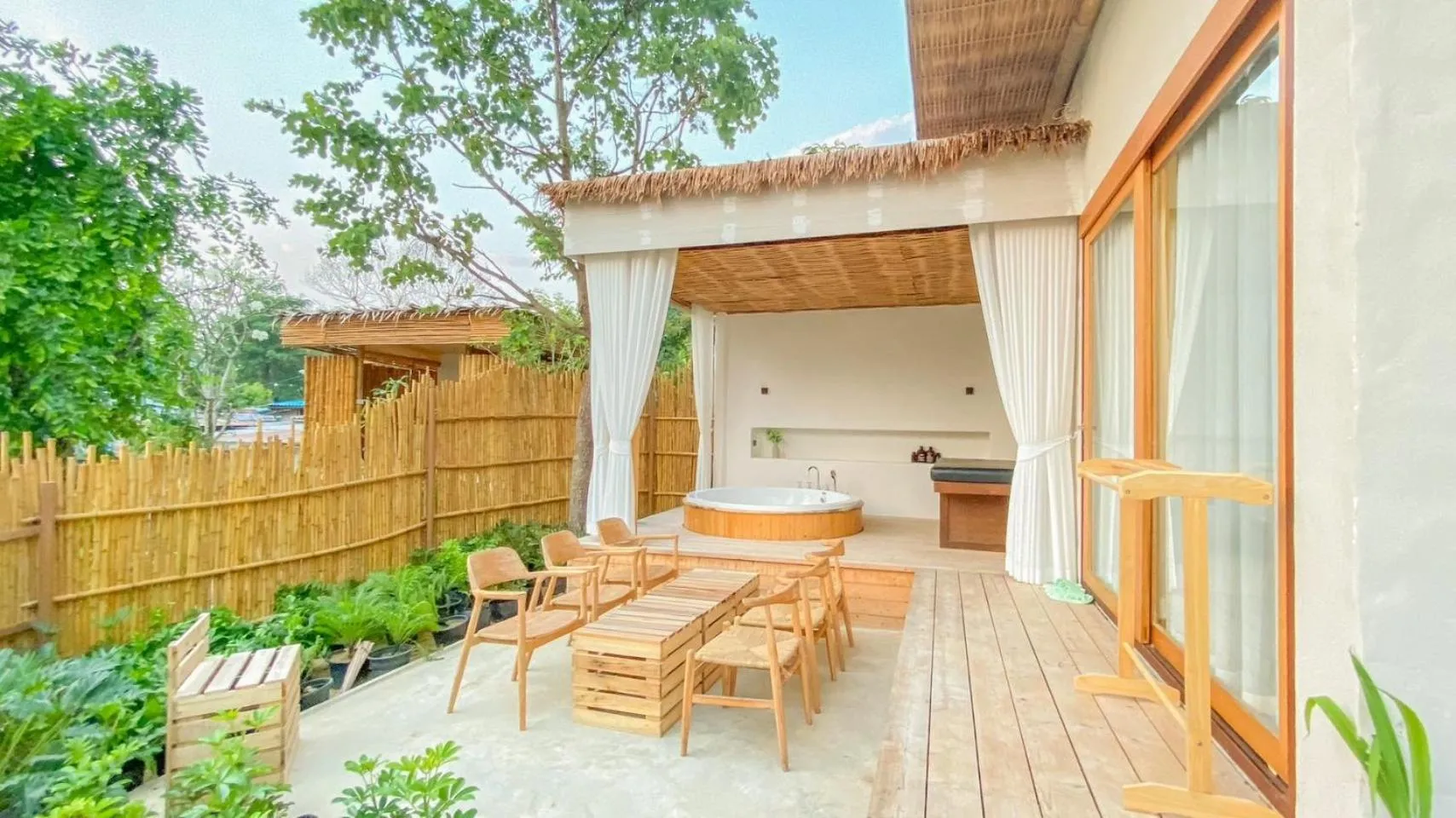 Balcony/Terrace in Le La Lake Resort and Spa