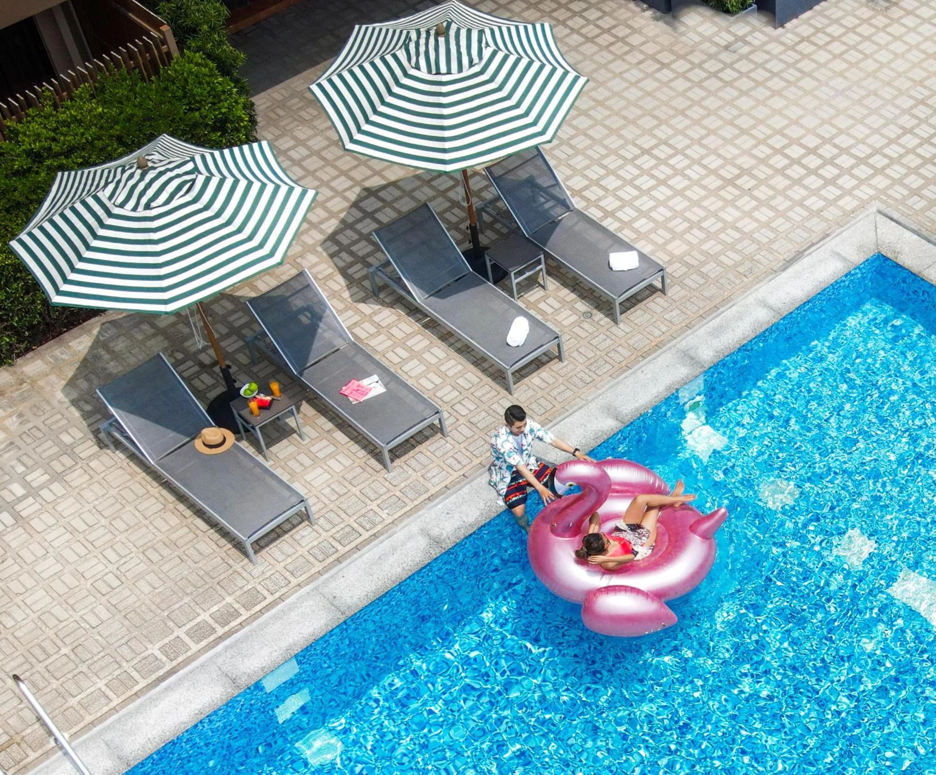 Swimming pool in Jazzotel Bangkok