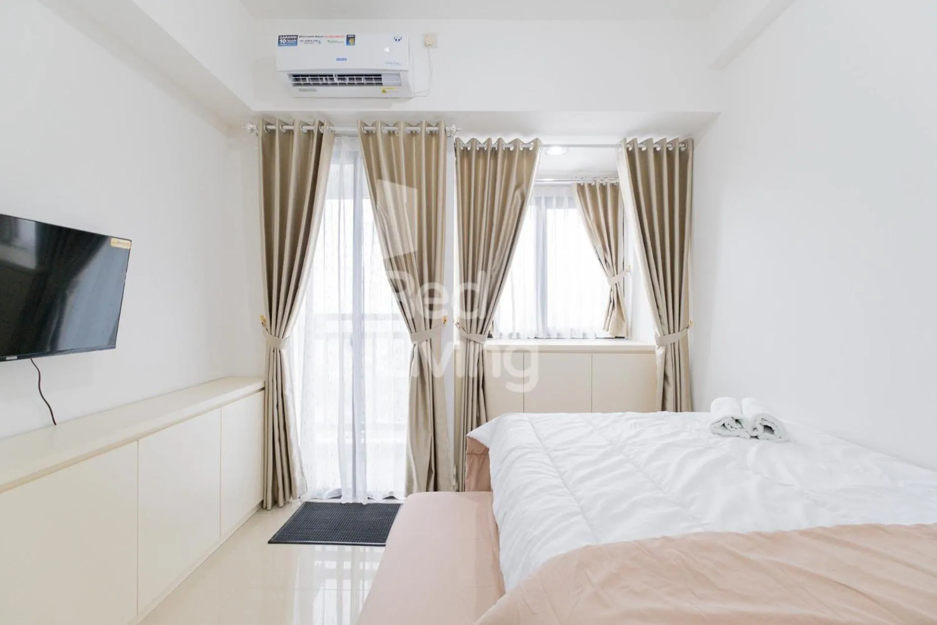 Bedroom, Bed in RedLiving Apartemen Jakarta Living Star - BoboRooms