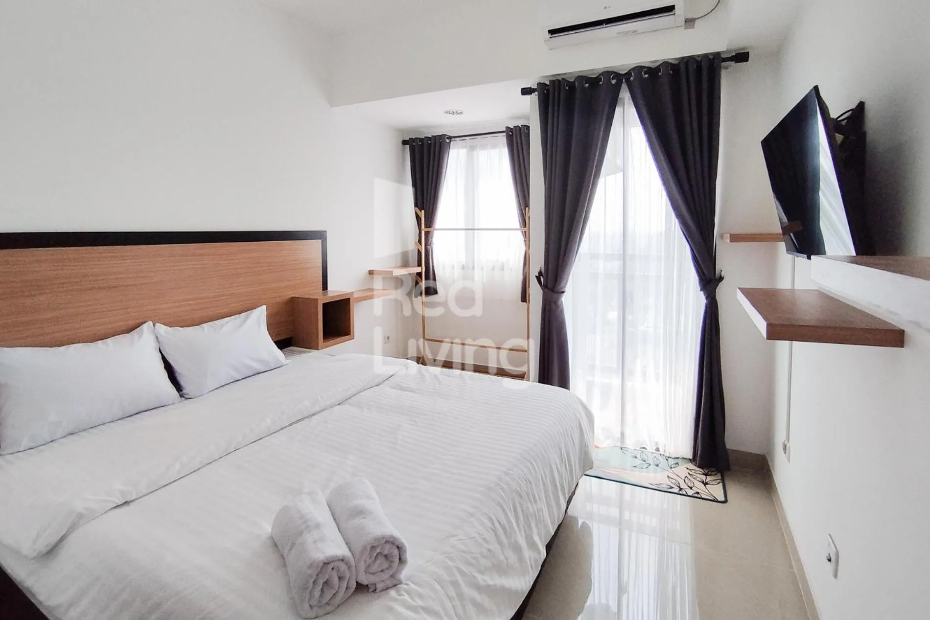 Bedroom, Bed in RedLiving Apartemen Jakarta Living Star - BoboRooms
