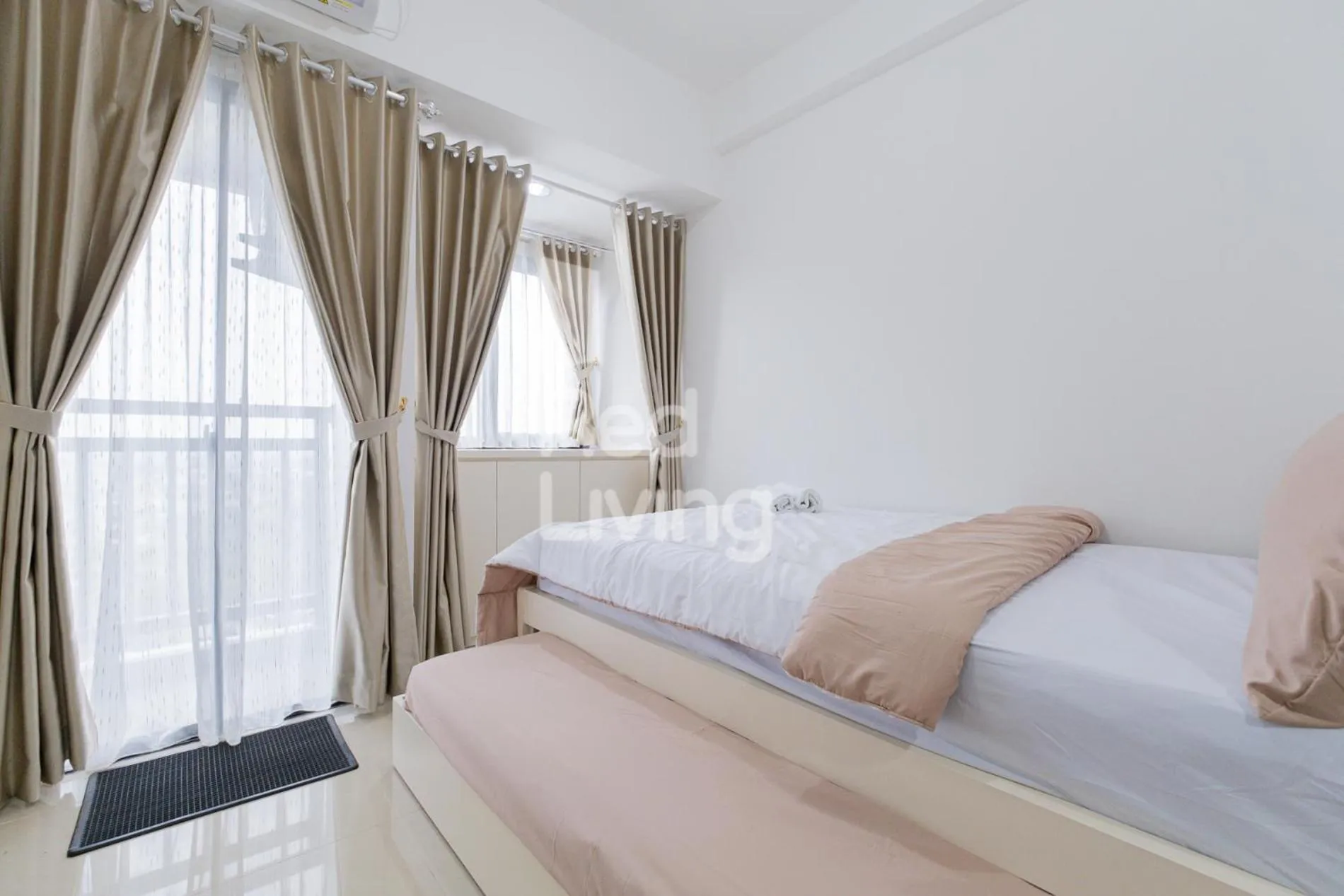 Bedroom, Bed in RedLiving Apartemen Jakarta Living Star - BoboRooms