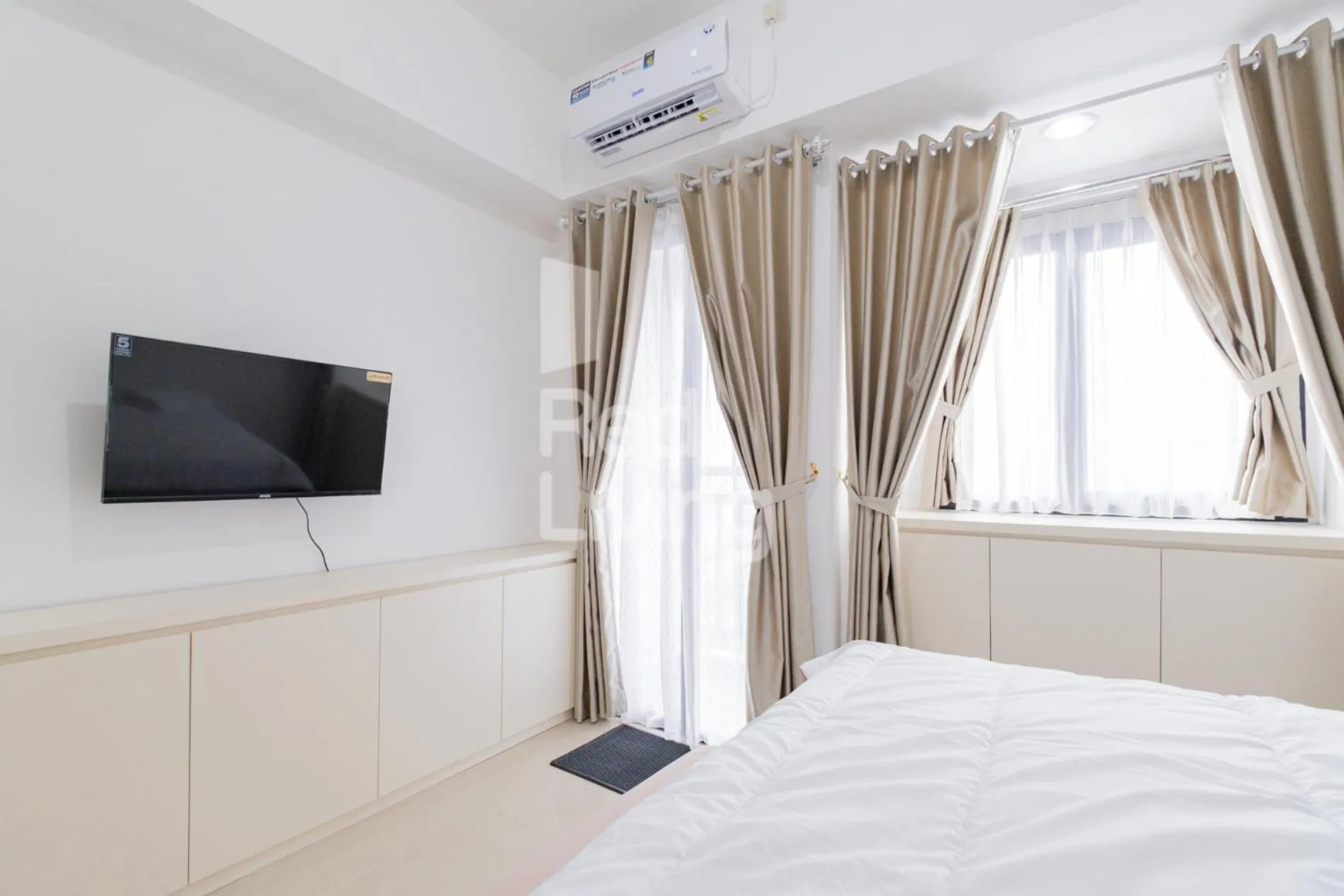 Bedroom, Bed in RedLiving Apartemen Jakarta Living Star - BoboRooms