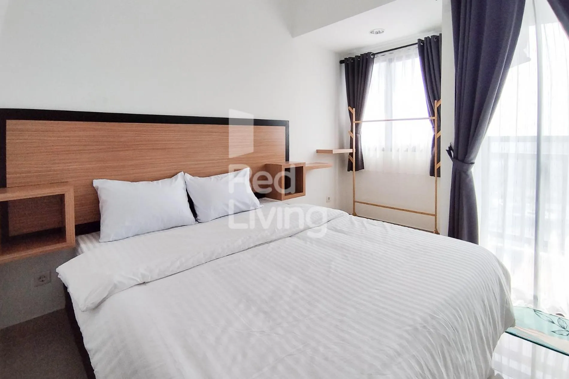 Bedroom, Bed in RedLiving Apartemen Jakarta Living Star - BoboRooms